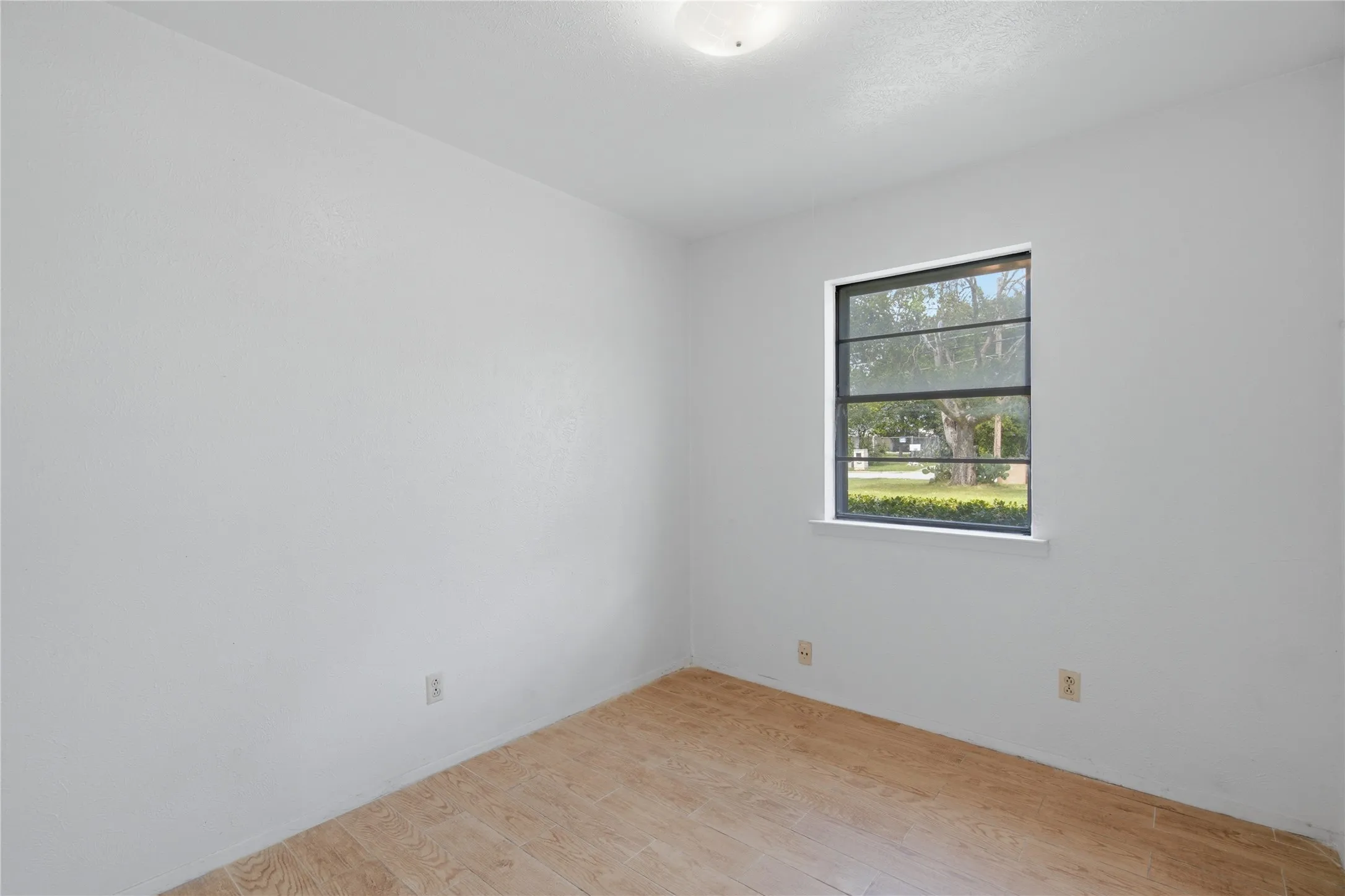 Single Family Residence For Sale in Tarrant County , 200 Russell Street, White Settlement, Texas 76108, 3 Bedroom, 1 Bathroom, Garage spaces, 864 Sqft, built in 1975, mls#21301151, Real Estate Agent in White Settlement, Homes For Sale in Tarrant county, Homes For Sale in White Settlement, Realtor in White Settlement Texas, Real Estate Brokerage Independent Realty Texas, Luminita Cordes Realtor
