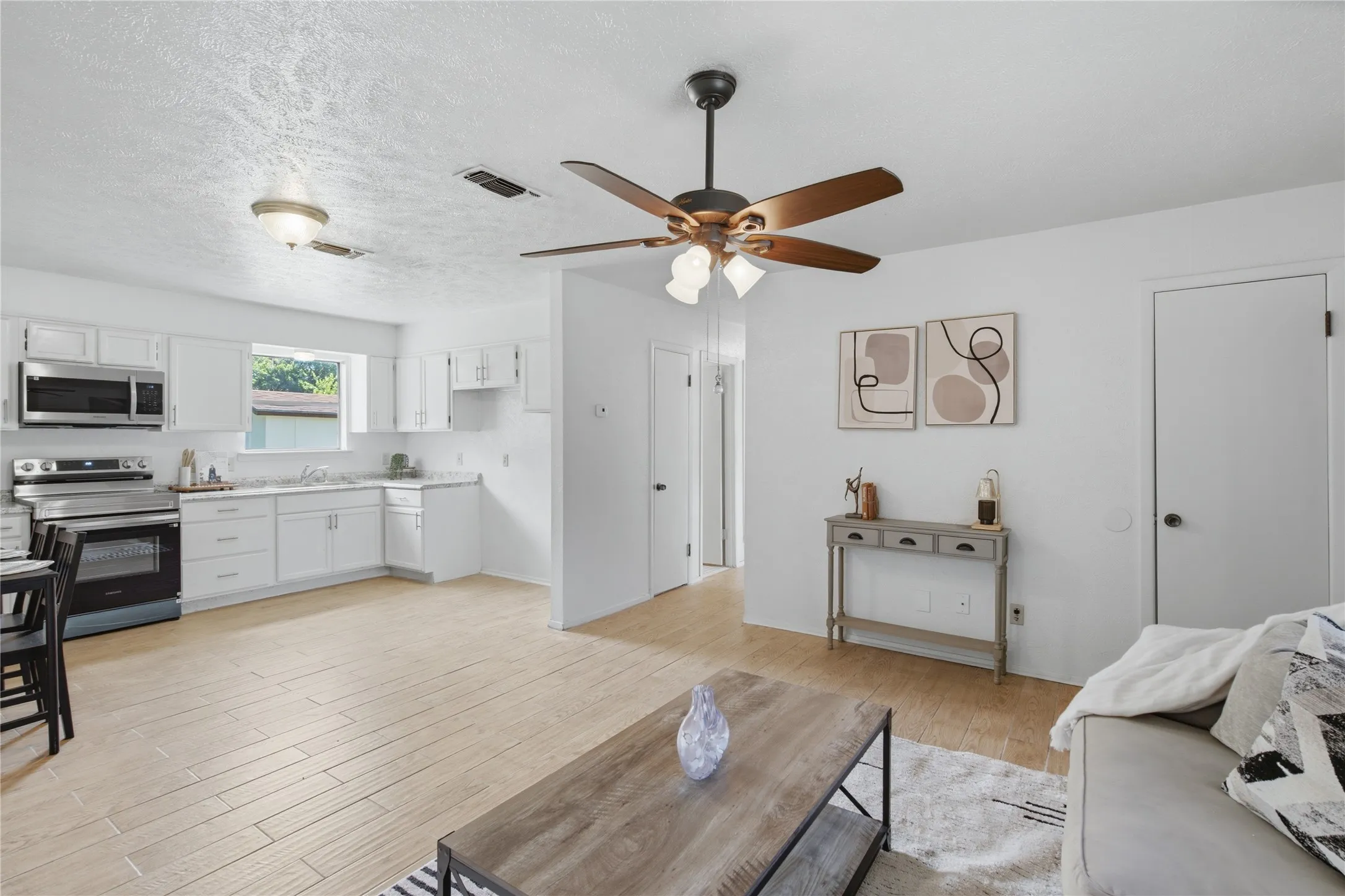 Single Family Residence For Sale in Tarrant County , 200 Russell Street, White Settlement, Texas 76108, 3 Bedroom, 1 Bathroom, Garage spaces, 864 Sqft, built in 1975, mls#21301151, Real Estate Agent in White Settlement, Homes For Sale in Tarrant county, Homes For Sale in White Settlement, Realtor in White Settlement Texas, Real Estate Brokerage Independent Realty Texas, Luminita Cordes Realtor