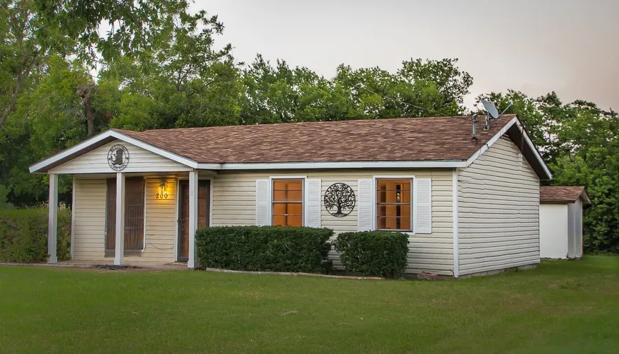 Single Family Residence For Sale in Tarrant County , 200 Russell Street, White Settlement, Texas 76108, 3 Bedroom, 1 Bathroom, Garage spaces, 864 Sqft, built in 1975, mls#21301151, Real Estate Agent in White Settlement, Homes For Sale in Tarrant county, Homes For Sale in White Settlement, Realtor in White Settlement Texas, Real Estate Brokerage Independent Realty Texas, Luminita Cordes Realtor