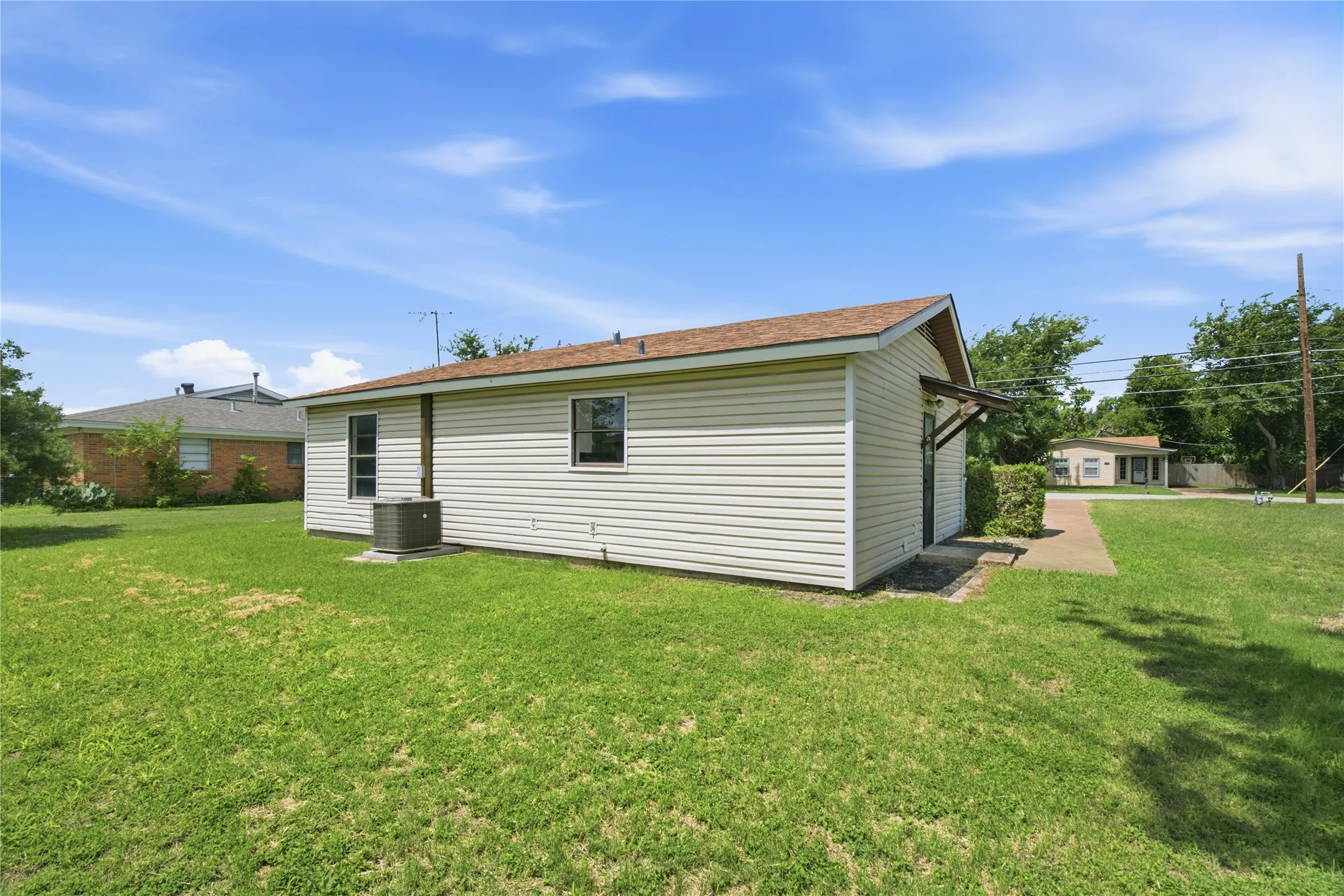 Single Family Residence For Sale in Tarrant County , 200 Russell Street, White Settlement, Texas 76108, 3 Bedroom, 1 Bathroom, Garage spaces, 864 Sqft, built in 1975, mls#21301151, Real Estate Agent in White Settlement, Homes For Sale in Tarrant county, Homes For Sale in White Settlement, Realtor in White Settlement Texas, Real Estate Brokerage Independent Realty Texas, Luminita Cordes Realtor