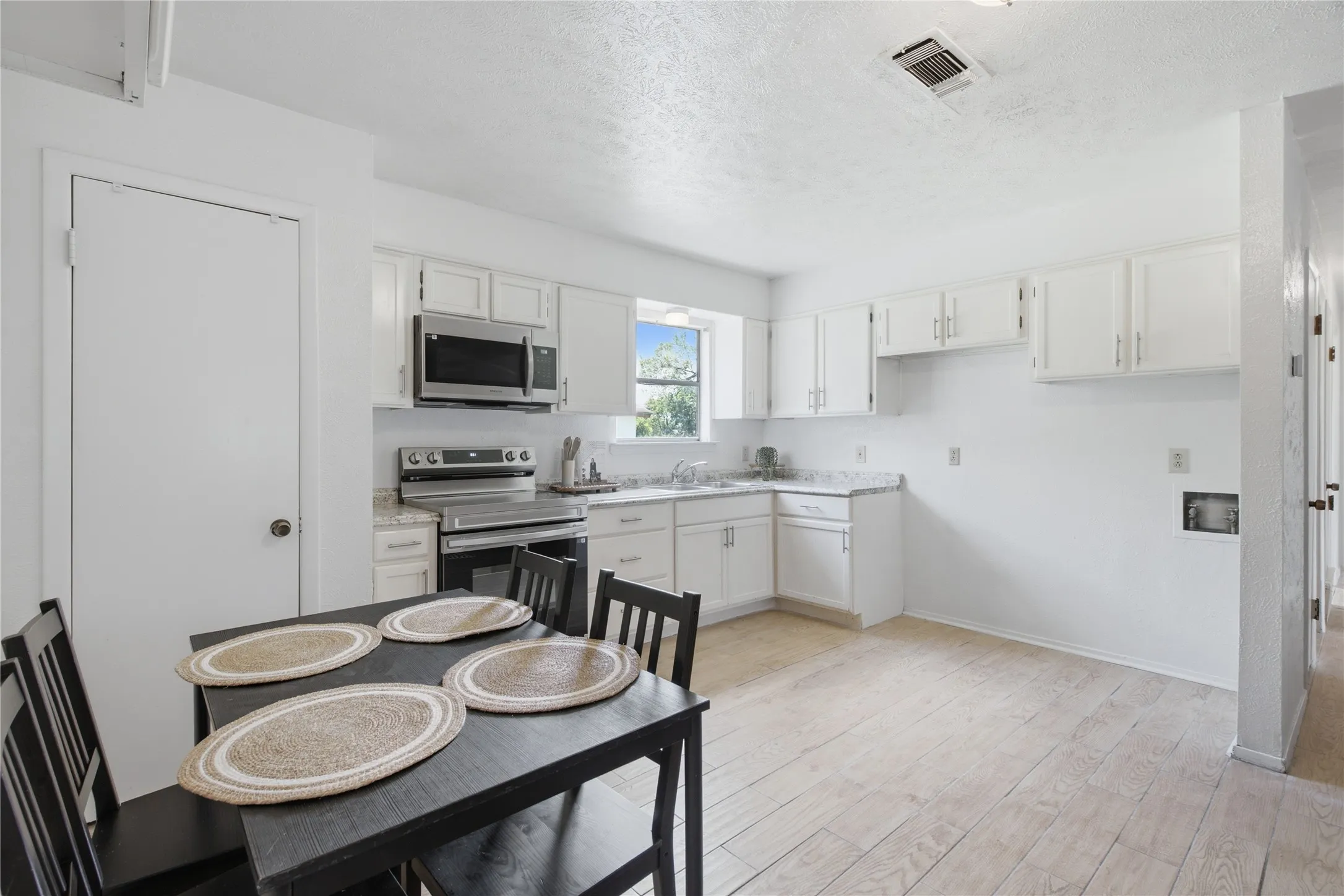 Single Family Residence For Sale in Tarrant County , 200 Russell Street, White Settlement, Texas 76108, 3 Bedroom, 1 Bathroom, Garage spaces, 864 Sqft, built in 1975, mls#21301151, Real Estate Agent in White Settlement, Homes For Sale in Tarrant county, Homes For Sale in White Settlement, Realtor in White Settlement Texas, Real Estate Brokerage Independent Realty Texas, Luminita Cordes Realtor