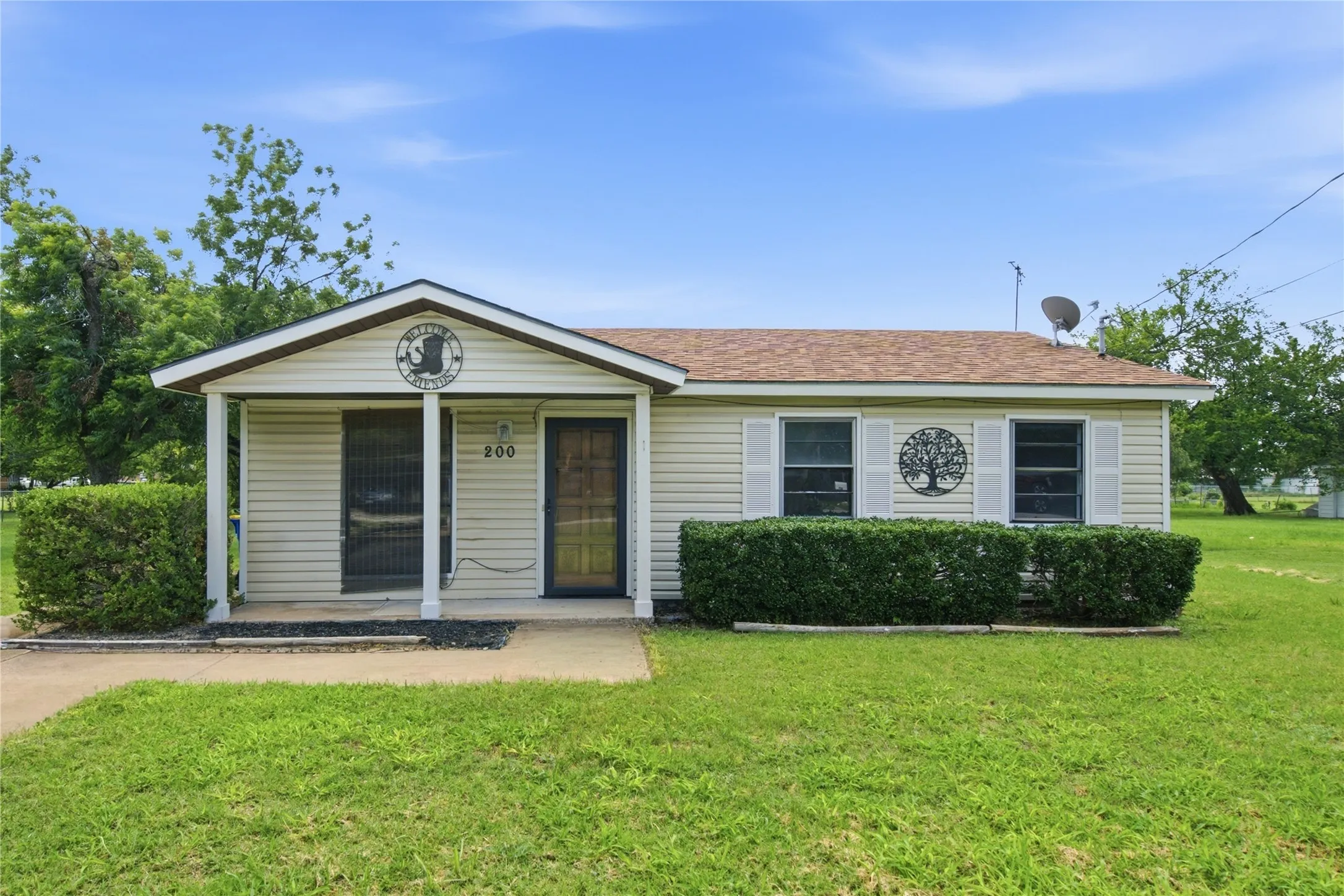 Single Family Residence For Sale in Tarrant County , 200 Russell Street, White Settlement, Texas 76108, 3 Bedroom, 1 Bathroom, Garage spaces, 864 Sqft, built in 1975, mls#21301151, Real Estate Agent in White Settlement, Homes For Sale in Tarrant county, Homes For Sale in White Settlement, Realtor in White Settlement Texas, Real Estate Brokerage Independent Realty Texas, Luminita Cordes Realtor