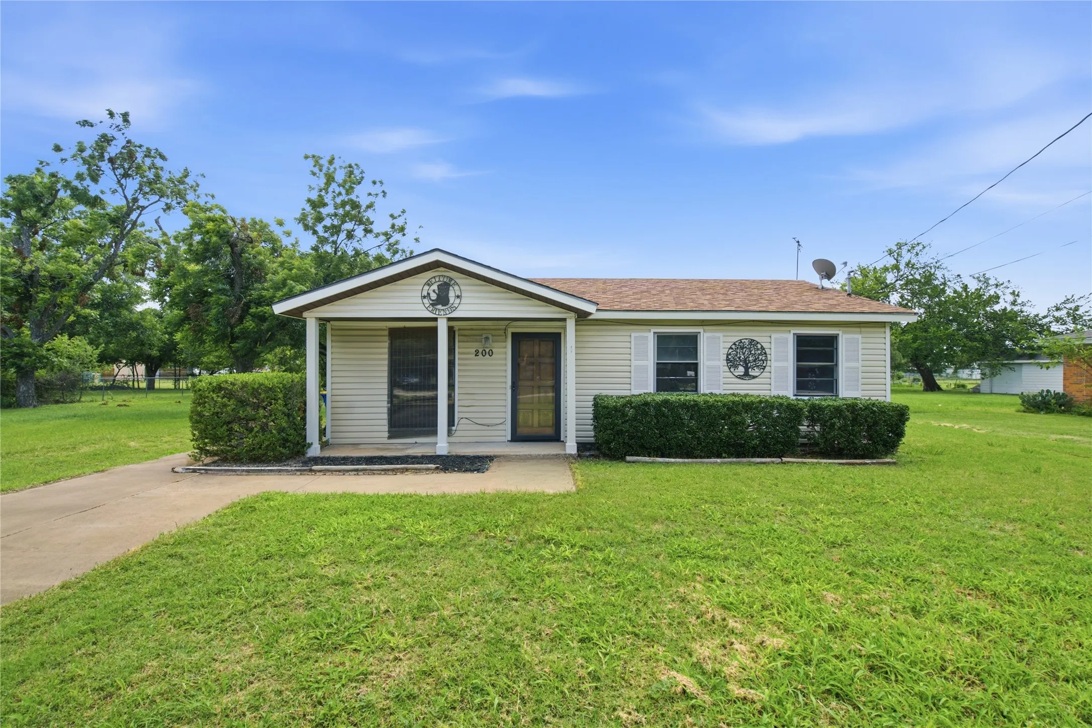 Single Family Residence For Sale in Tarrant County , 200 Russell Street, White Settlement, Texas 76108, 3 Bedroom, 1 Bathroom, Garage spaces, 864 Sqft, built in 1975, mls#21301151, Real Estate Agent in White Settlement, Homes For Sale in Tarrant county, Homes For Sale in White Settlement, Realtor in White Settlement Texas, Real Estate Brokerage Independent Realty Texas, Luminita Cordes Realtor