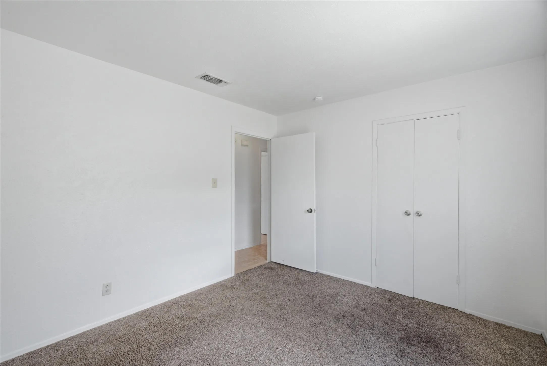 Single Family Residence For Sale in Tarrant County , 200 Russell Street, White Settlement, Texas 76108, 3 Bedroom, 1 Bathroom, Garage spaces, 864 Sqft, built in 1975, mls#21301151, Real Estate Agent in White Settlement, Homes For Sale in Tarrant county, Homes For Sale in White Settlement, Realtor in White Settlement Texas, Real Estate Brokerage Independent Realty Texas, Luminita Cordes Realtor