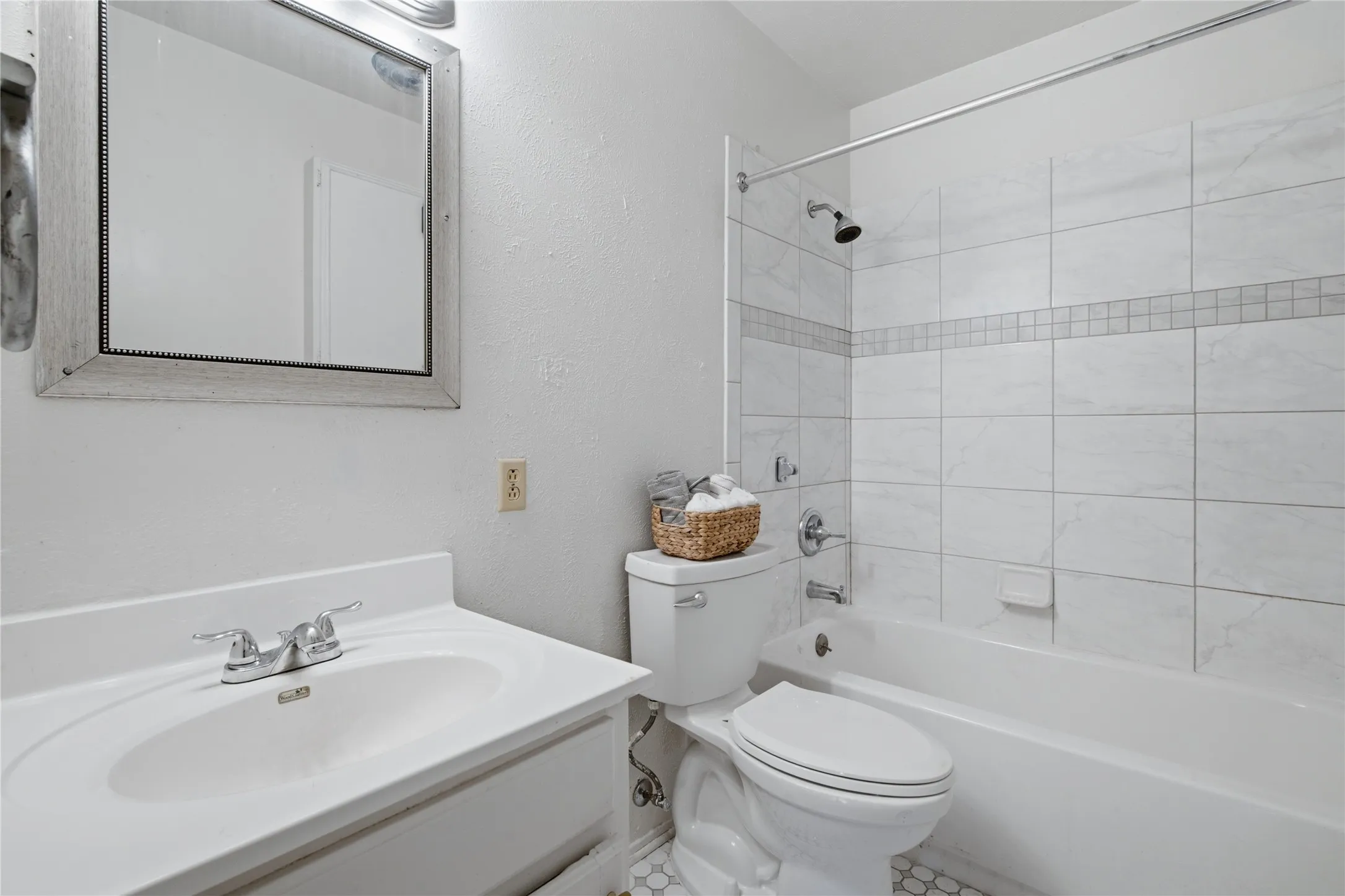 Single Family Residence For Sale in Tarrant County , 200 Russell Street, White Settlement, Texas 76108, 3 Bedroom, 1 Bathroom, Garage spaces, 864 Sqft, built in 1975, mls#21301151, Real Estate Agent in White Settlement, Homes For Sale in Tarrant county, Homes For Sale in White Settlement, Realtor in White Settlement Texas, Real Estate Brokerage Independent Realty Texas, Luminita Cordes Realtor