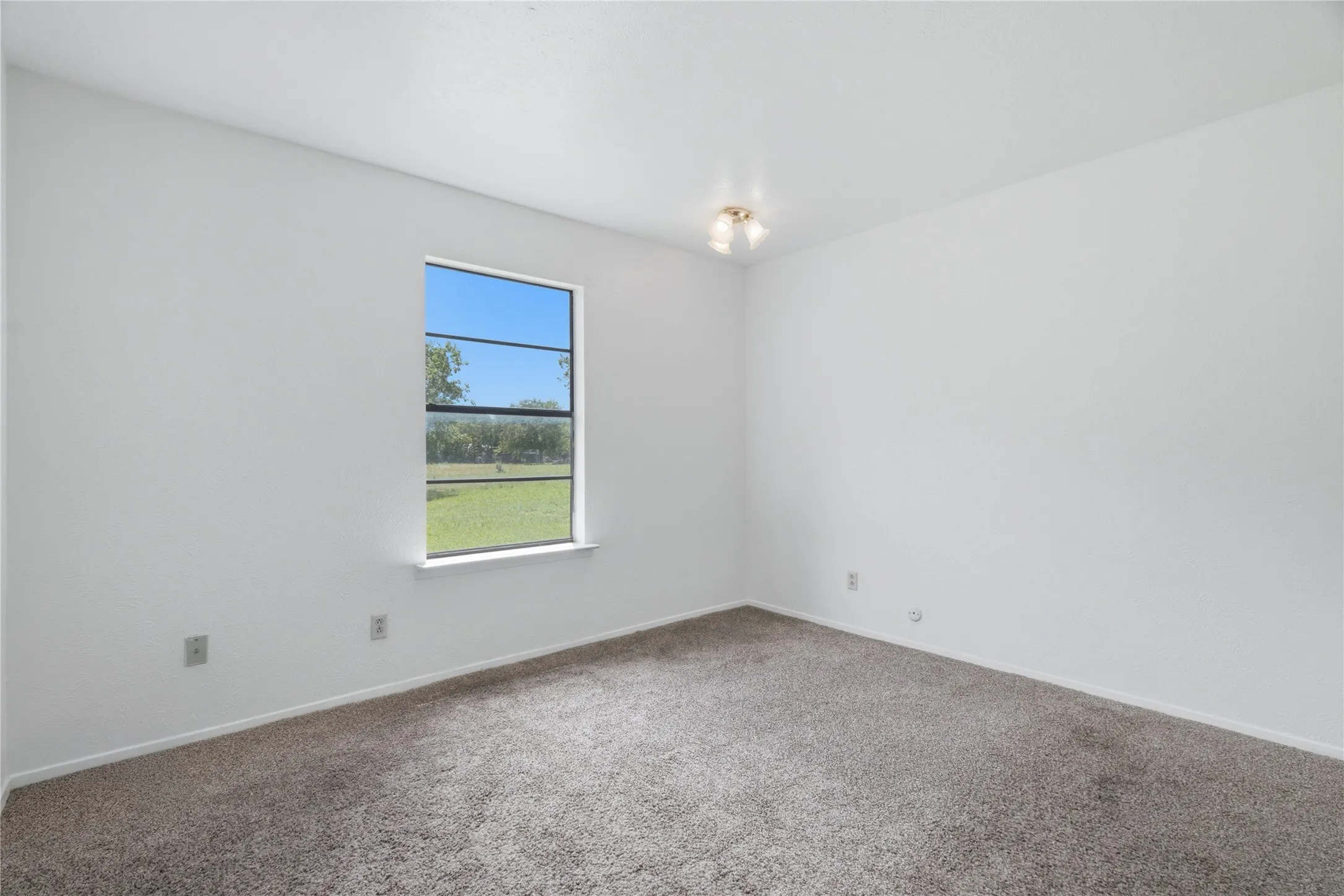 Single Family Residence For Sale in Tarrant County , 200 Russell Street, White Settlement, Texas 76108, 3 Bedroom, 1 Bathroom, Garage spaces, 864 Sqft, built in 1975, mls#21301151, Real Estate Agent in White Settlement, Homes For Sale in Tarrant county, Homes For Sale in White Settlement, Realtor in White Settlement Texas, Real Estate Brokerage Independent Realty Texas, Luminita Cordes Realtor