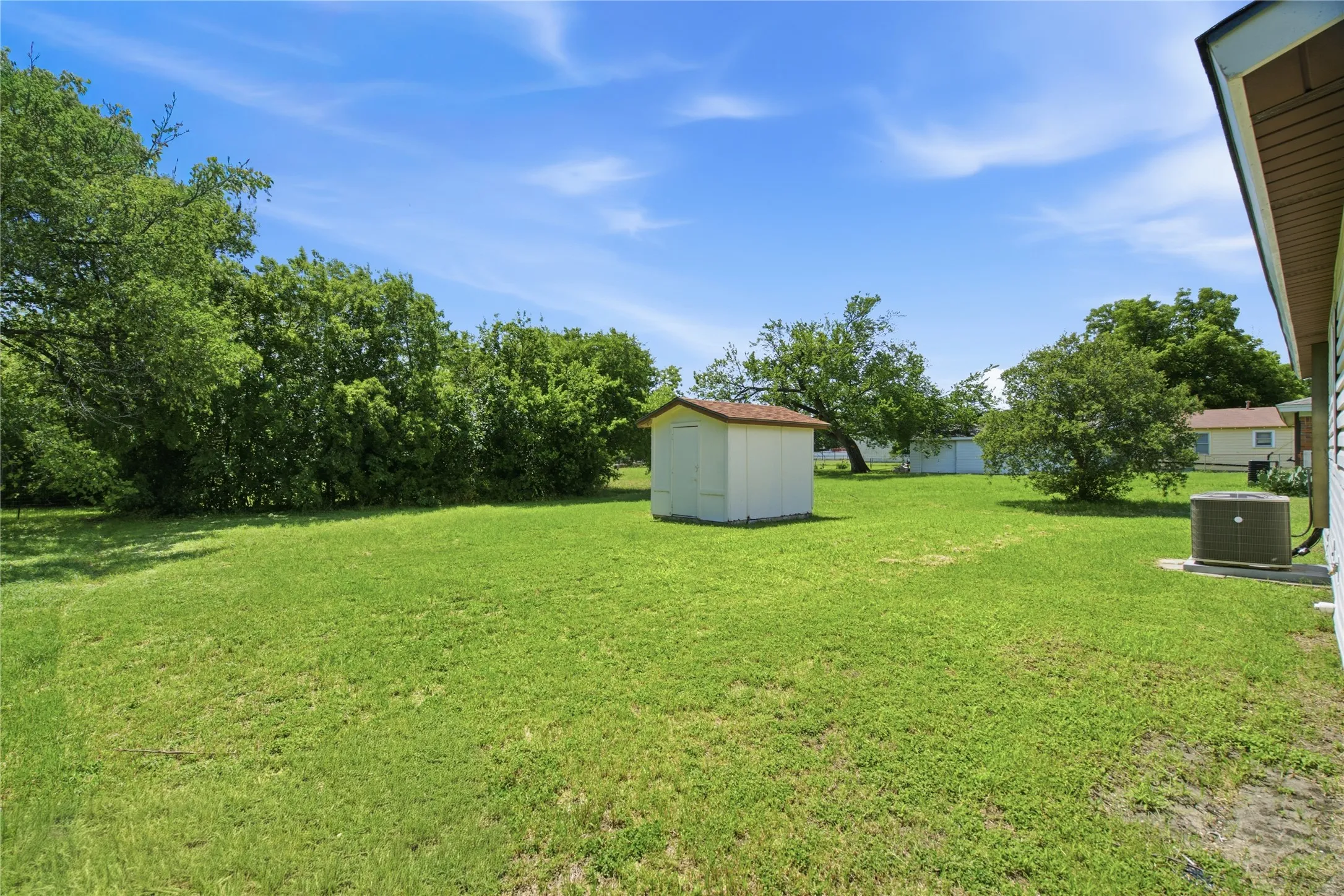 Single Family Residence For Sale in Tarrant County , 200 Russell Street, White Settlement, Texas 76108, 3 Bedroom, 1 Bathroom, Garage spaces, 864 Sqft, built in 1975, mls#21301151, Real Estate Agent in White Settlement, Homes For Sale in Tarrant county, Homes For Sale in White Settlement, Realtor in White Settlement Texas, Real Estate Brokerage Independent Realty Texas, Luminita Cordes Realtor