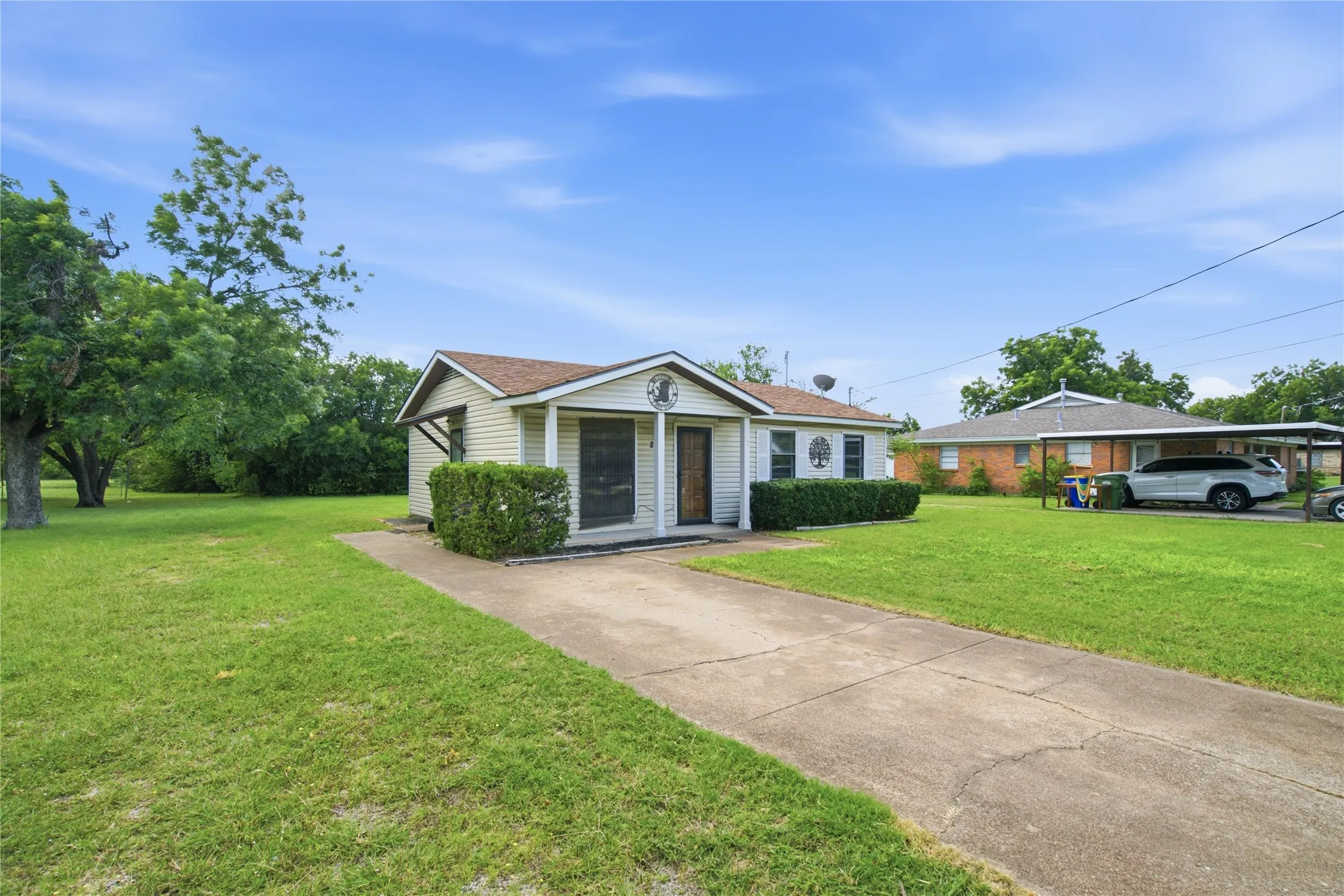 Single Family Residence For Sale in Tarrant County , 200 Russell Street, White Settlement, Texas 76108, 3 Bedroom, 1 Bathroom, Garage spaces, 864 Sqft, built in 1975, mls#21301151, Real Estate Agent in White Settlement, Homes For Sale in Tarrant county, Homes For Sale in White Settlement, Realtor in White Settlement Texas, Real Estate Brokerage Independent Realty Texas, Luminita Cordes Realtor