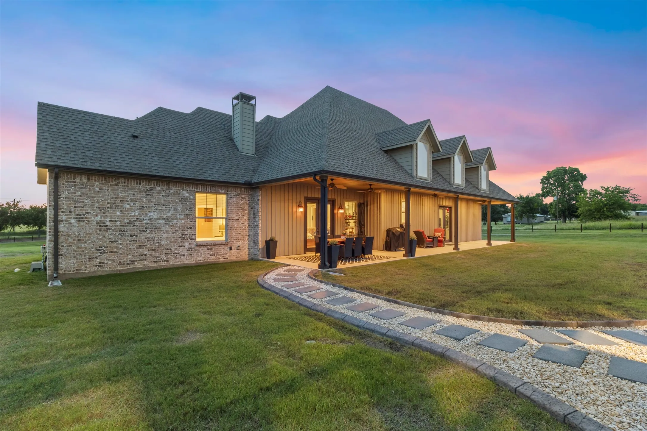 Single Family Residence For Sale in Grayson County , 10078 Farmington Road, Van Alstyne, Texas 75495, 5 Bedroom, 5 Bathroom, 12 Garage spaces, 2,690 Sqft, built in 2019, mls#21301099, Real Estate Agent in Van Alstyne, Homes For Sale in Grayson county, Homes For Sale in Van Alstyne, Realtor in Van Alstyne Texas, Real Estate Brokerage Independent Realty Texas, Luminita Cordes Realtor