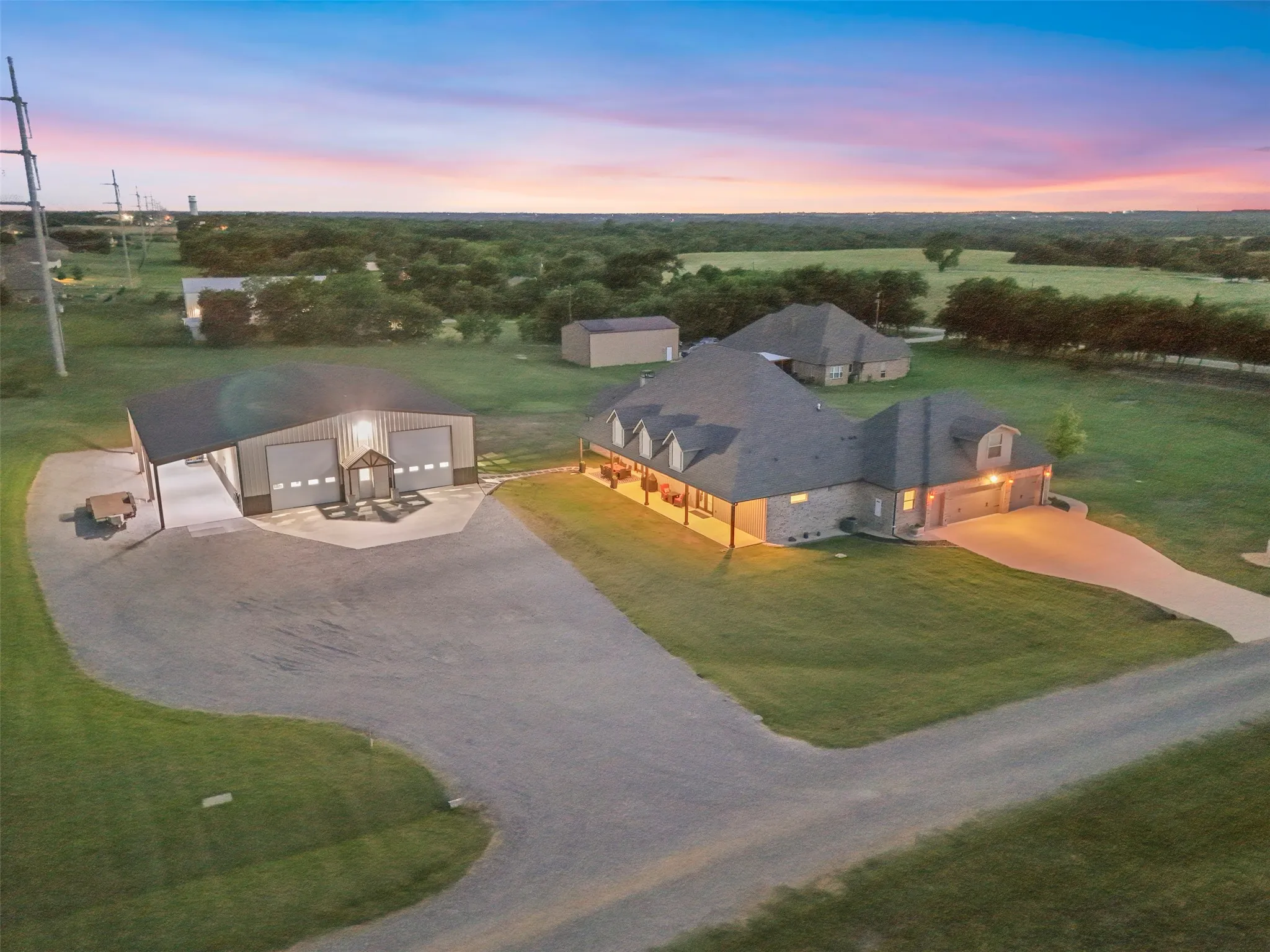 Single Family Residence For Sale in Grayson County , 10078 Farmington Road, Van Alstyne, Texas 75495, 5 Bedroom, 5 Bathroom, 12 Garage spaces, 2,690 Sqft, built in 2019, mls#21301099, Real Estate Agent in Van Alstyne, Homes For Sale in Grayson county, Homes For Sale in Van Alstyne, Realtor in Van Alstyne Texas, Real Estate Brokerage Independent Realty Texas, Luminita Cordes Realtor