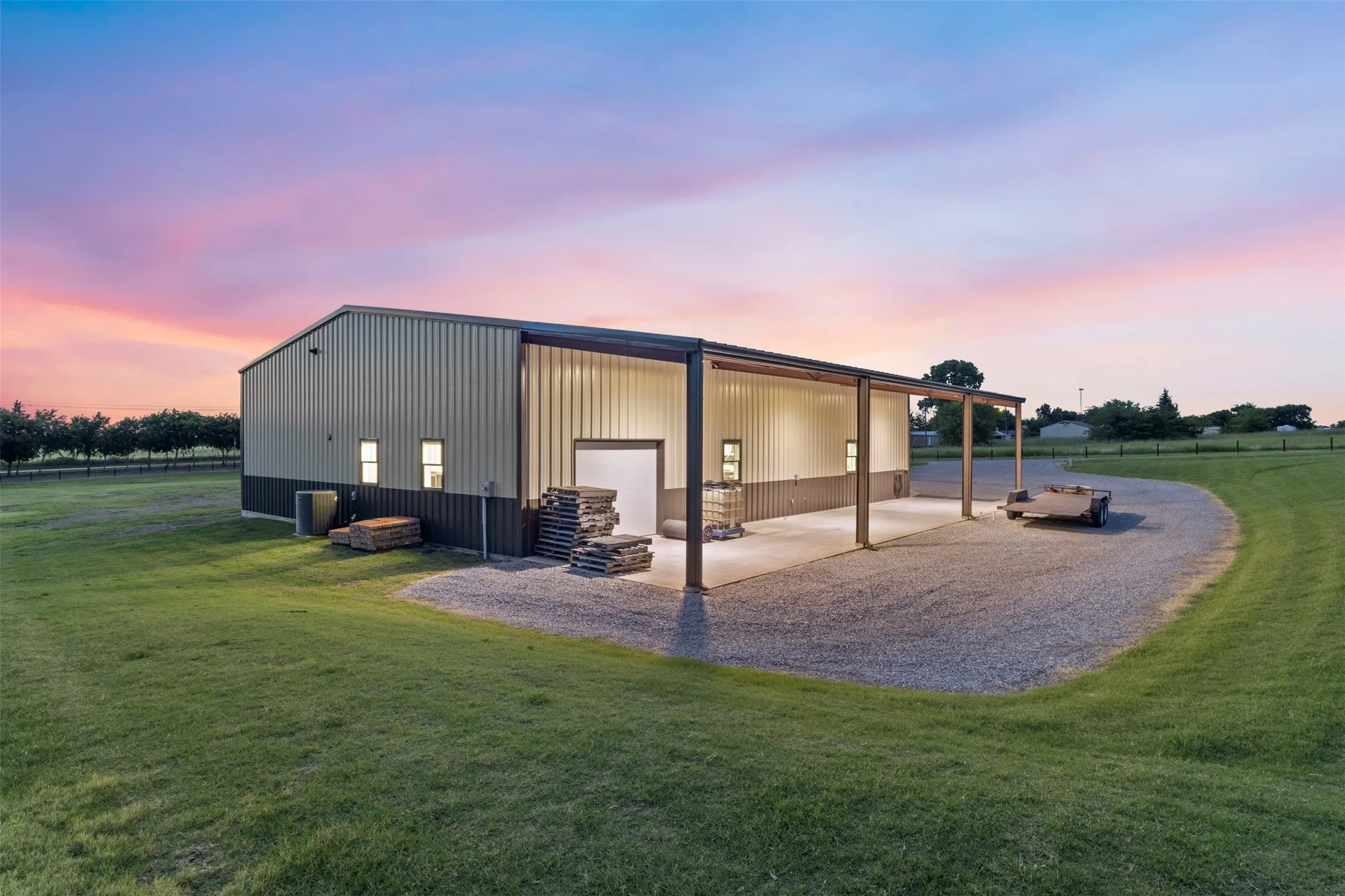 Single Family Residence For Sale in Grayson County , 10078 Farmington Road, Van Alstyne, Texas 75495, 5 Bedroom, 5 Bathroom, 12 Garage spaces, 2,690 Sqft, built in 2019, mls#21301099, Real Estate Agent in Van Alstyne, Homes For Sale in Grayson county, Homes For Sale in Van Alstyne, Realtor in Van Alstyne Texas, Real Estate Brokerage Independent Realty Texas, Luminita Cordes Realtor