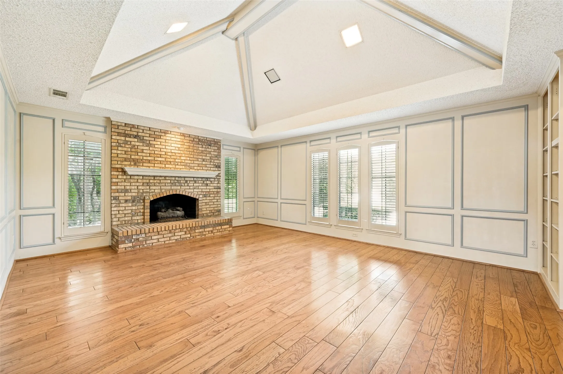 Single Family Residence For Sale in Dallas County , 10931 Marsh Lane, Dallas, Texas 75229, 4 Bedroom, 3 Bathroom, 2 Garage spaces, 2,478 Sqft, built in 1981, mls#21300779, Real Estate Agent in Dallas, Homes For Sale in Dallas county, Homes For Sale in Dallas, Realtor in Dallas Texas, Real Estate Brokerage Independent Realty Texas, Luminita Cordes Realtor