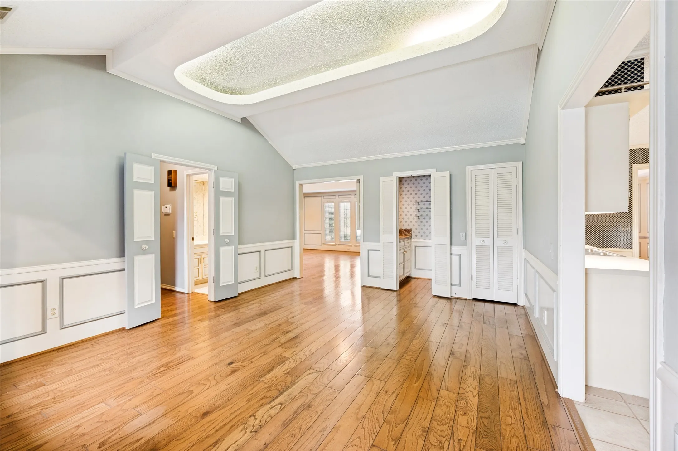 Single Family Residence For Sale in Dallas County , 10931 Marsh Lane, Dallas, Texas 75229, 4 Bedroom, 3 Bathroom, 2 Garage spaces, 2,478 Sqft, built in 1981, mls#21300779, Real Estate Agent in Dallas, Homes For Sale in Dallas county, Homes For Sale in Dallas, Realtor in Dallas Texas, Real Estate Brokerage Independent Realty Texas, Luminita Cordes Realtor