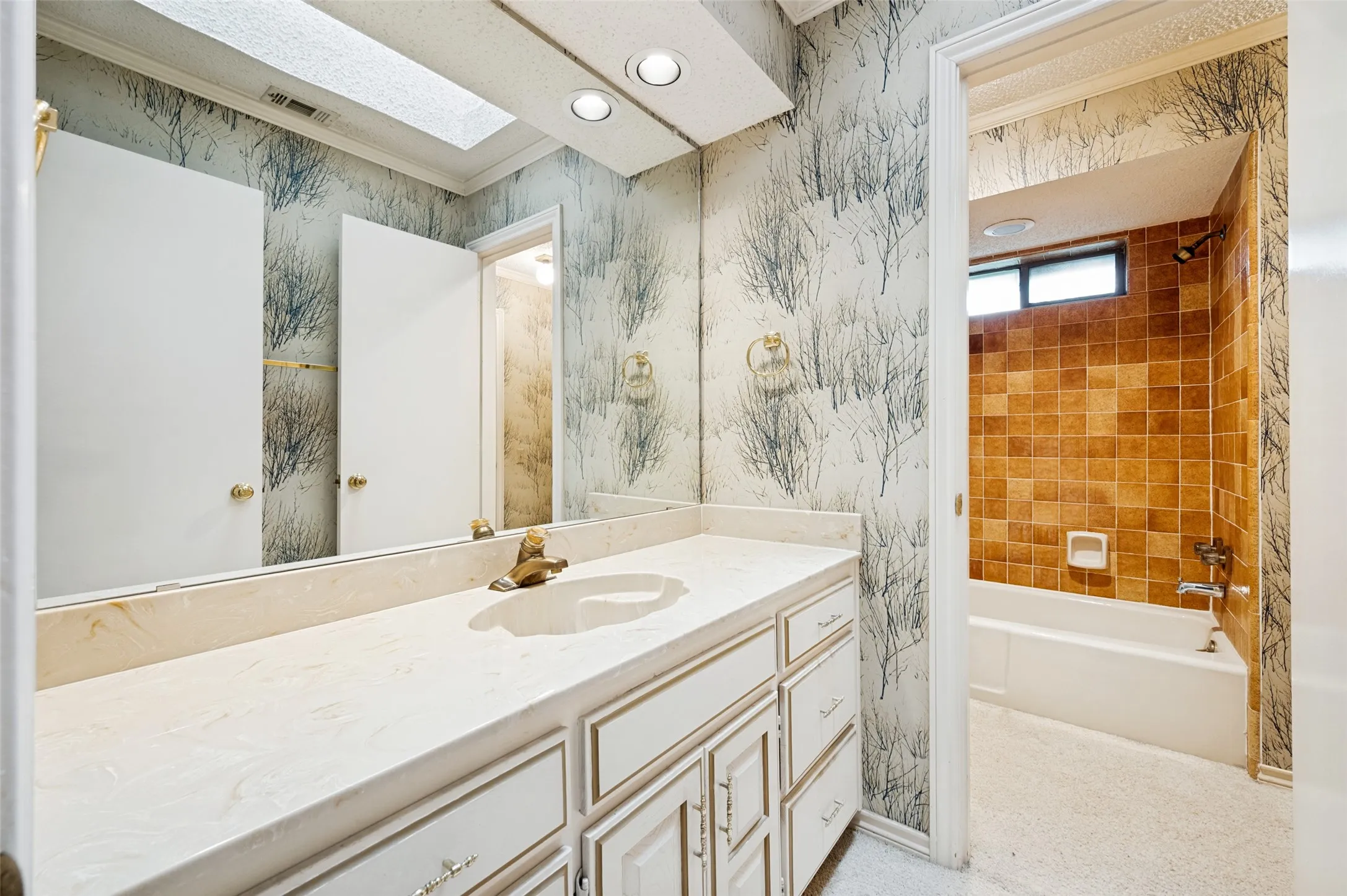 Single Family Residence For Sale in Dallas County , 10931 Marsh Lane, Dallas, Texas 75229, 4 Bedroom, 3 Bathroom, 2 Garage spaces, 2,478 Sqft, built in 1981, mls#21300779, Real Estate Agent in Dallas, Homes For Sale in Dallas county, Homes For Sale in Dallas, Realtor in Dallas Texas, Real Estate Brokerage Independent Realty Texas, Luminita Cordes Realtor