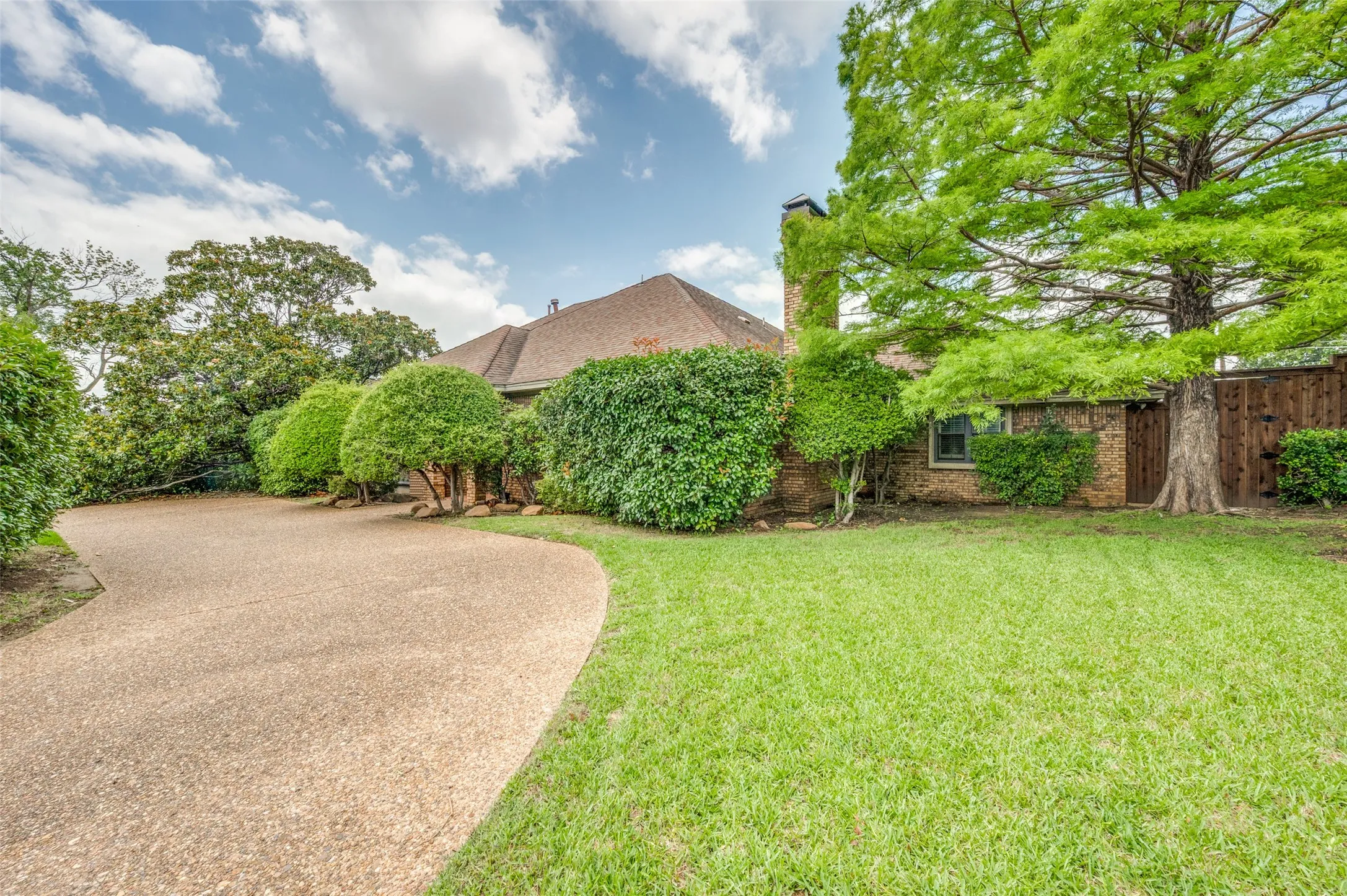 Single Family Residence For Sale in Dallas County , 10931 Marsh Lane, Dallas, Texas 75229, 4 Bedroom, 3 Bathroom, 2 Garage spaces, 2,478 Sqft, built in 1981, mls#21300779, Real Estate Agent in Dallas, Homes For Sale in Dallas county, Homes For Sale in Dallas, Realtor in Dallas Texas, Real Estate Brokerage Independent Realty Texas, Luminita Cordes Realtor