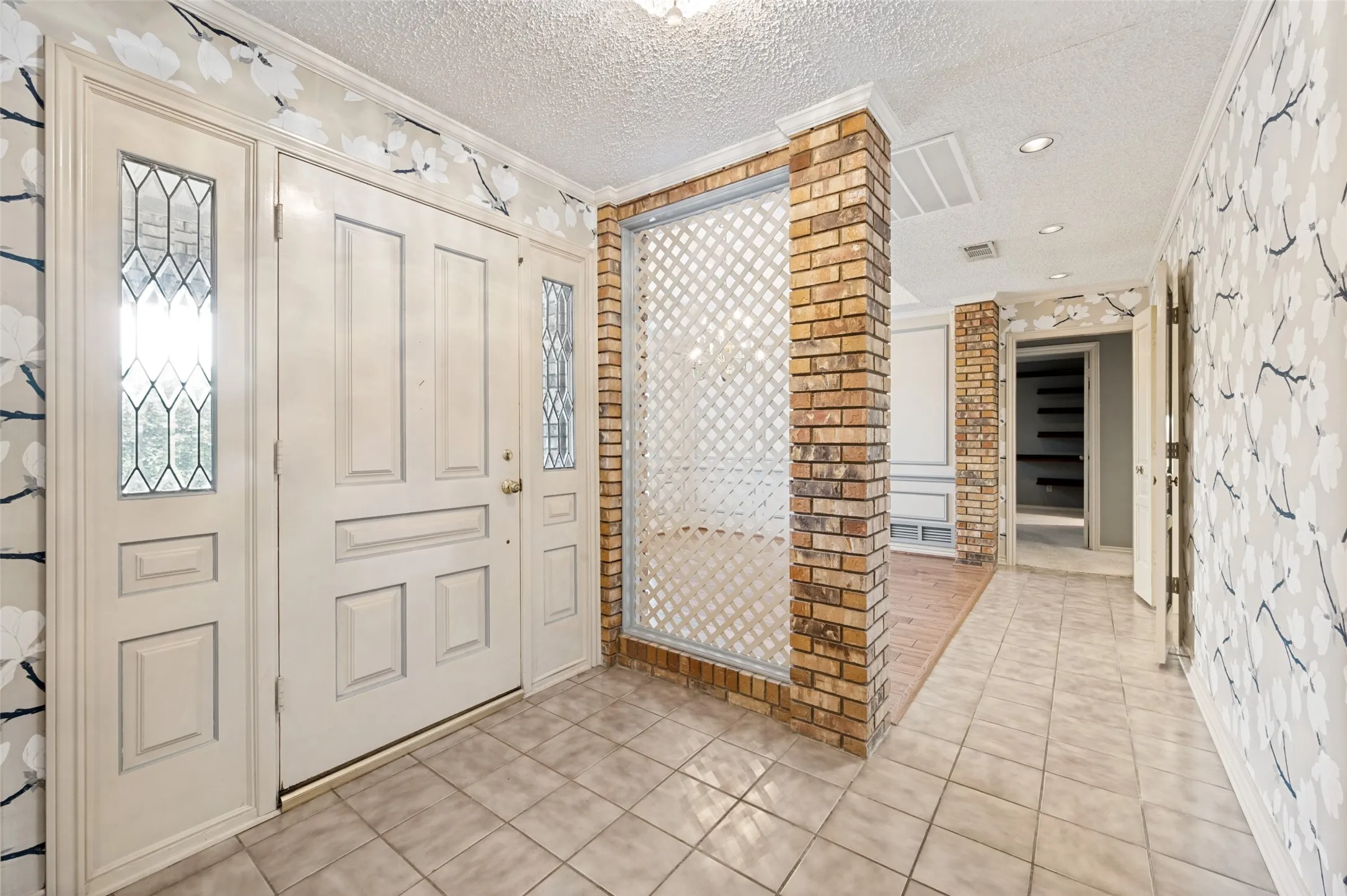 Single Family Residence For Sale in Dallas County , 10931 Marsh Lane, Dallas, Texas 75229, 4 Bedroom, 3 Bathroom, 2 Garage spaces, 2,478 Sqft, built in 1981, mls#21300779, Real Estate Agent in Dallas, Homes For Sale in Dallas county, Homes For Sale in Dallas, Realtor in Dallas Texas, Real Estate Brokerage Independent Realty Texas, Luminita Cordes Realtor