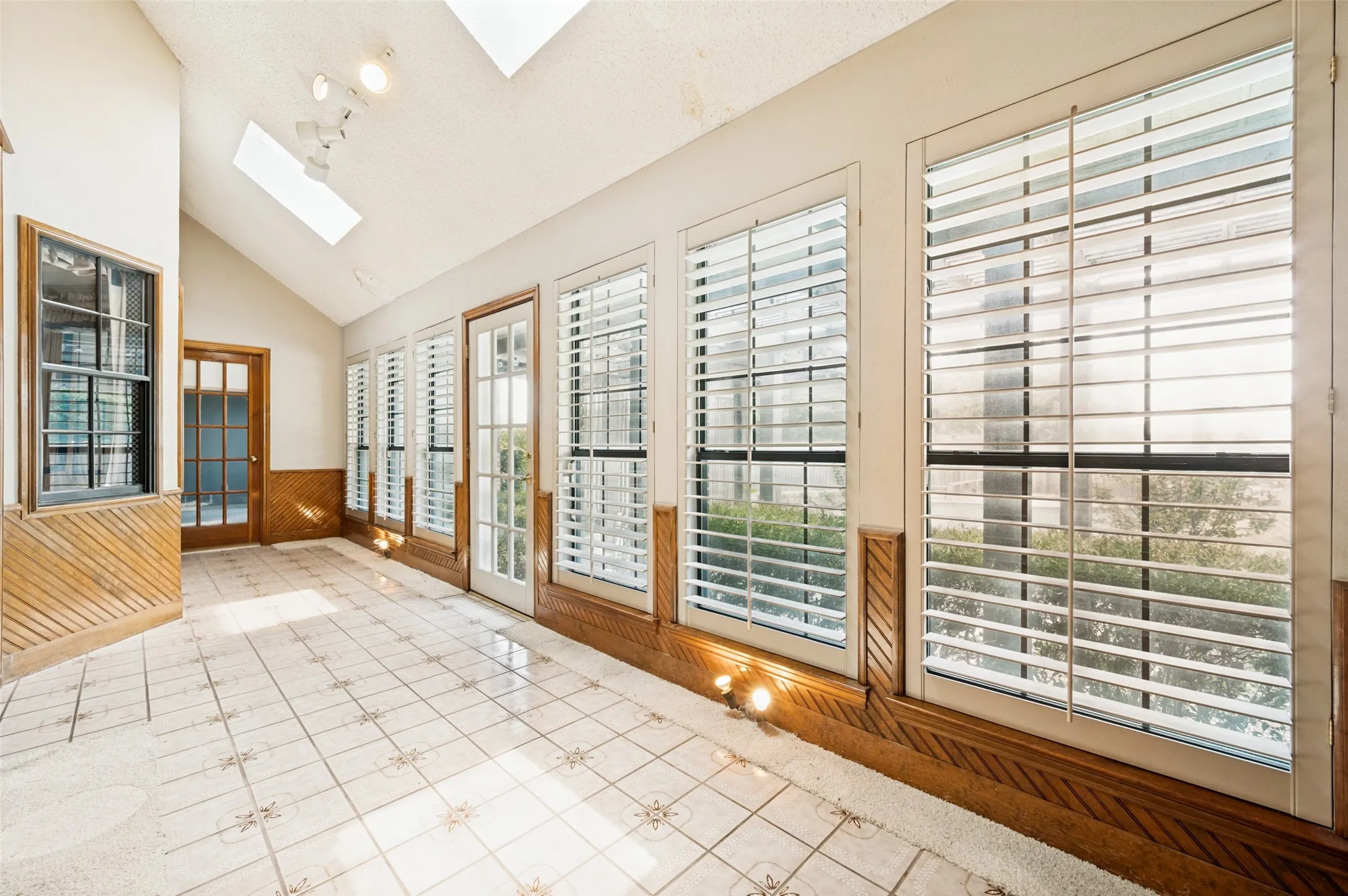 Single Family Residence For Sale in Dallas County , 10931 Marsh Lane, Dallas, Texas 75229, 4 Bedroom, 3 Bathroom, 2 Garage spaces, 2,478 Sqft, built in 1981, mls#21300779, Real Estate Agent in Dallas, Homes For Sale in Dallas county, Homes For Sale in Dallas, Realtor in Dallas Texas, Real Estate Brokerage Independent Realty Texas, Luminita Cordes Realtor