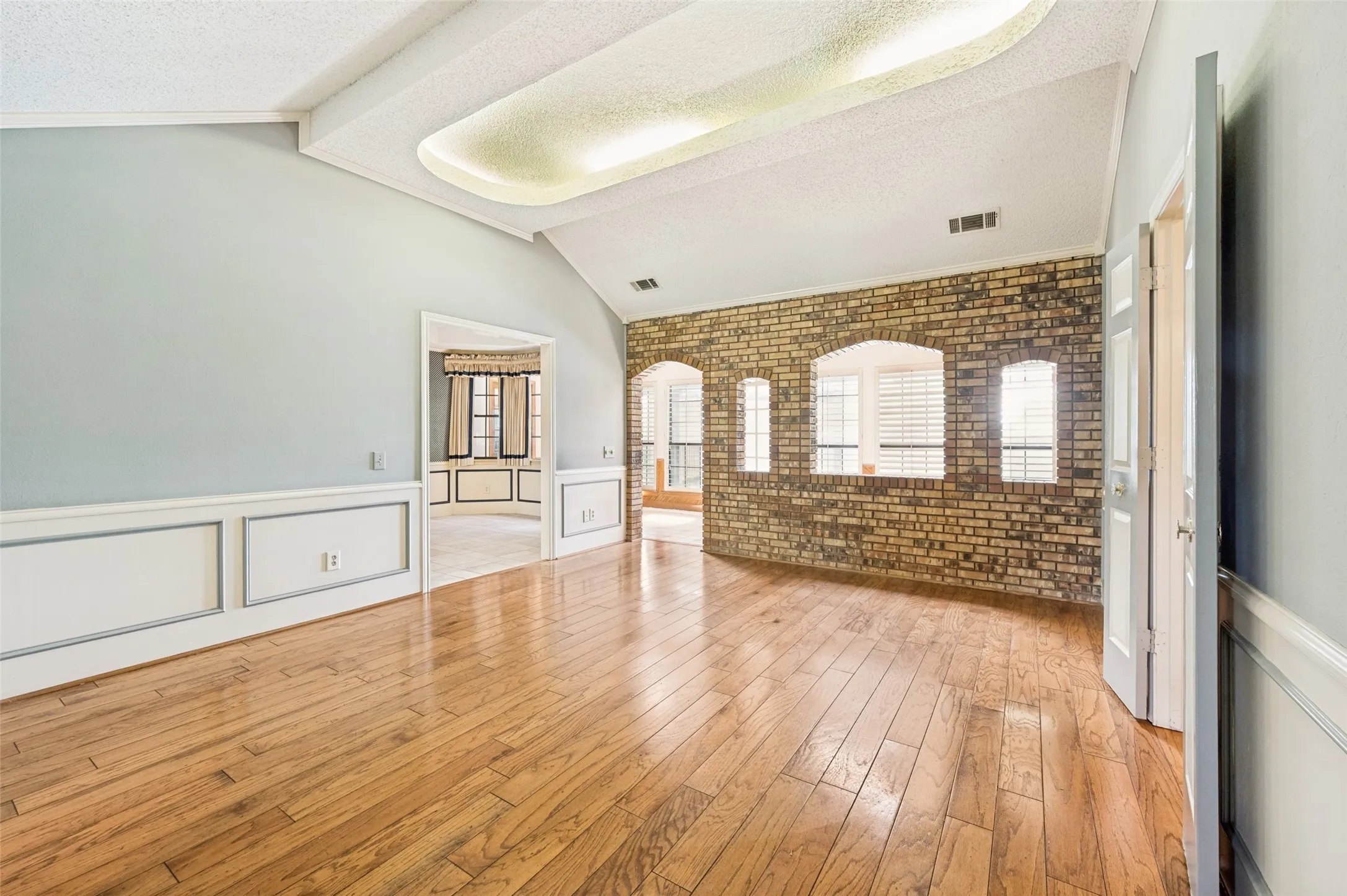 Single Family Residence For Sale in Dallas County , 10931 Marsh Lane, Dallas, Texas 75229, 4 Bedroom, 3 Bathroom, 2 Garage spaces, 2,478 Sqft, built in 1981, mls#21300779, Real Estate Agent in Dallas, Homes For Sale in Dallas county, Homes For Sale in Dallas, Realtor in Dallas Texas, Real Estate Brokerage Independent Realty Texas, Luminita Cordes Realtor