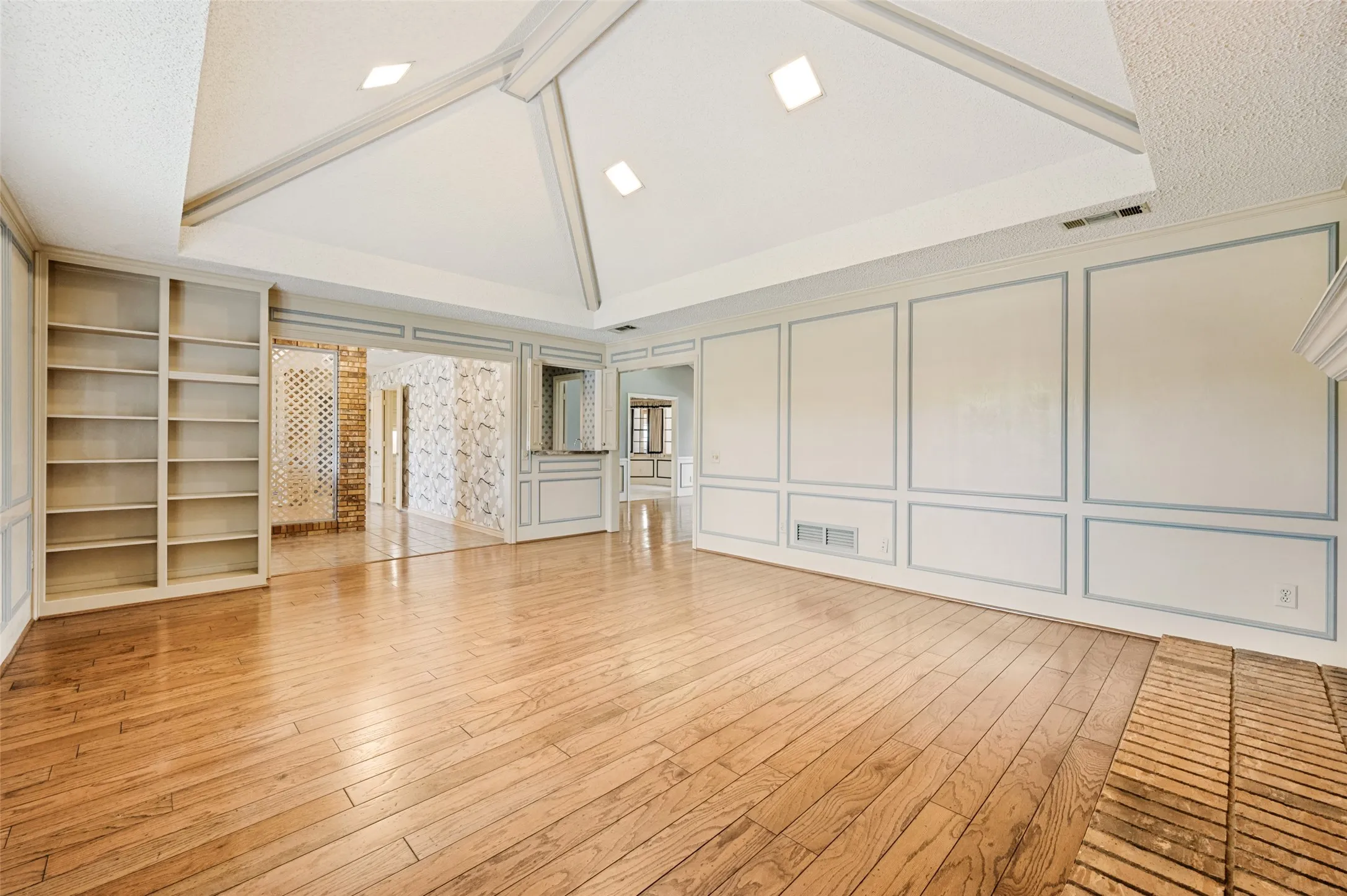 Single Family Residence For Sale in Dallas County , 10931 Marsh Lane, Dallas, Texas 75229, 4 Bedroom, 3 Bathroom, 2 Garage spaces, 2,478 Sqft, built in 1981, mls#21300779, Real Estate Agent in Dallas, Homes For Sale in Dallas county, Homes For Sale in Dallas, Realtor in Dallas Texas, Real Estate Brokerage Independent Realty Texas, Luminita Cordes Realtor