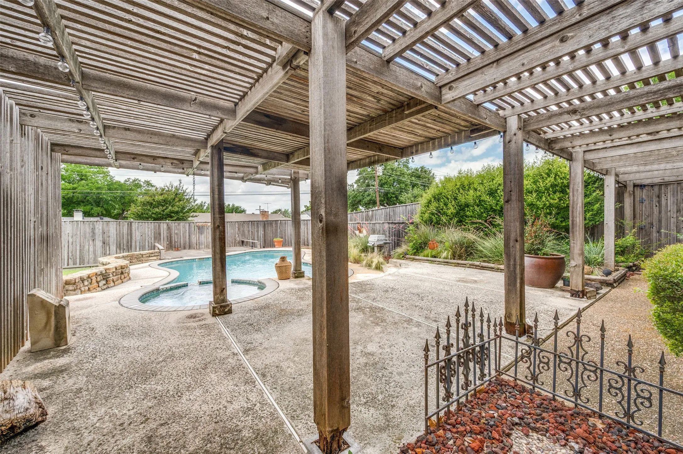 Single Family Residence For Sale in Dallas County , 10931 Marsh Lane, Dallas, Texas 75229, 4 Bedroom, 3 Bathroom, 2 Garage spaces, 2,478 Sqft, built in 1981, mls#21300779, Real Estate Agent in Dallas, Homes For Sale in Dallas county, Homes For Sale in Dallas, Realtor in Dallas Texas, Real Estate Brokerage Independent Realty Texas, Luminita Cordes Realtor