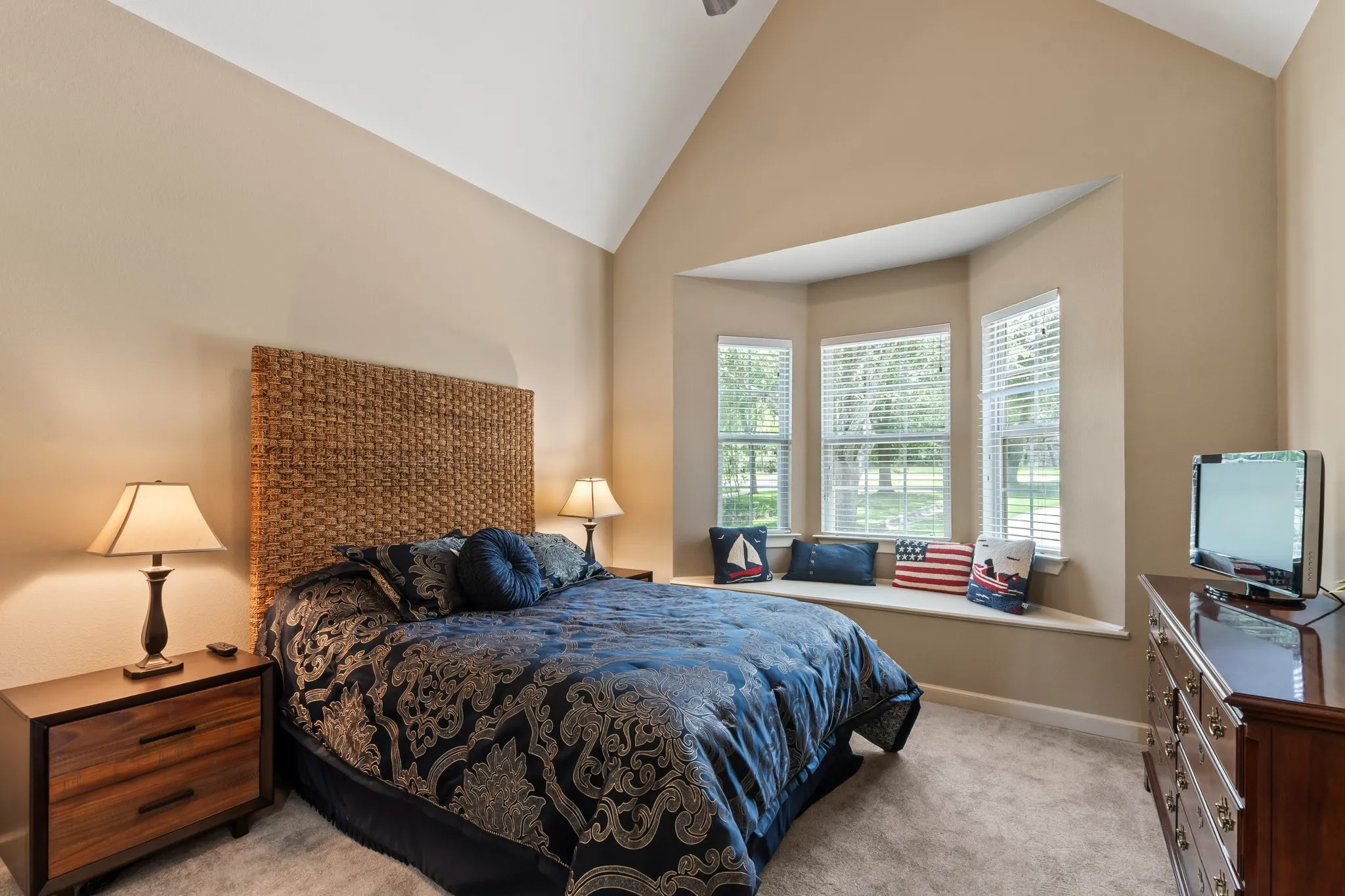 Single Family Residence For Sale in Henderson County , 229 N Beverly Drive, Malakoff, Texas 75148, 5 Bedroom, 4 Bathroom, 2 Garage spaces, 3,374 Sqft, built in 2010, mls#21299542, Real Estate Agent in Malakoff, Homes For Sale in Henderson county, Homes For Sale in Malakoff, Realtor in Malakoff Texas, Real Estate Brokerage Independent Realty Texas, Luminita Cordes Realtor
