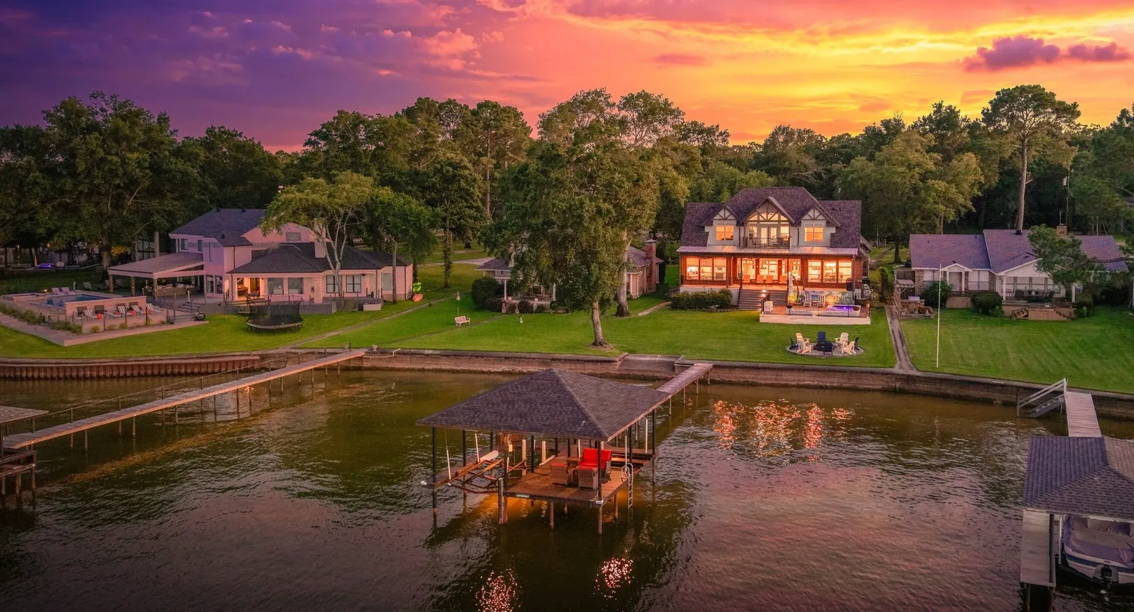 Single Family Residence For Sale in Henderson County , 229 N Beverly Drive, Malakoff, Texas 75148, 5 Bedroom, 4 Bathroom, 2 Garage spaces, 3,374 Sqft, built in 2010, mls#21299542, Real Estate Agent in Malakoff, Homes For Sale in Henderson county, Homes For Sale in Malakoff, Realtor in Malakoff Texas, Real Estate Brokerage Independent Realty Texas, Luminita Cordes Realtor