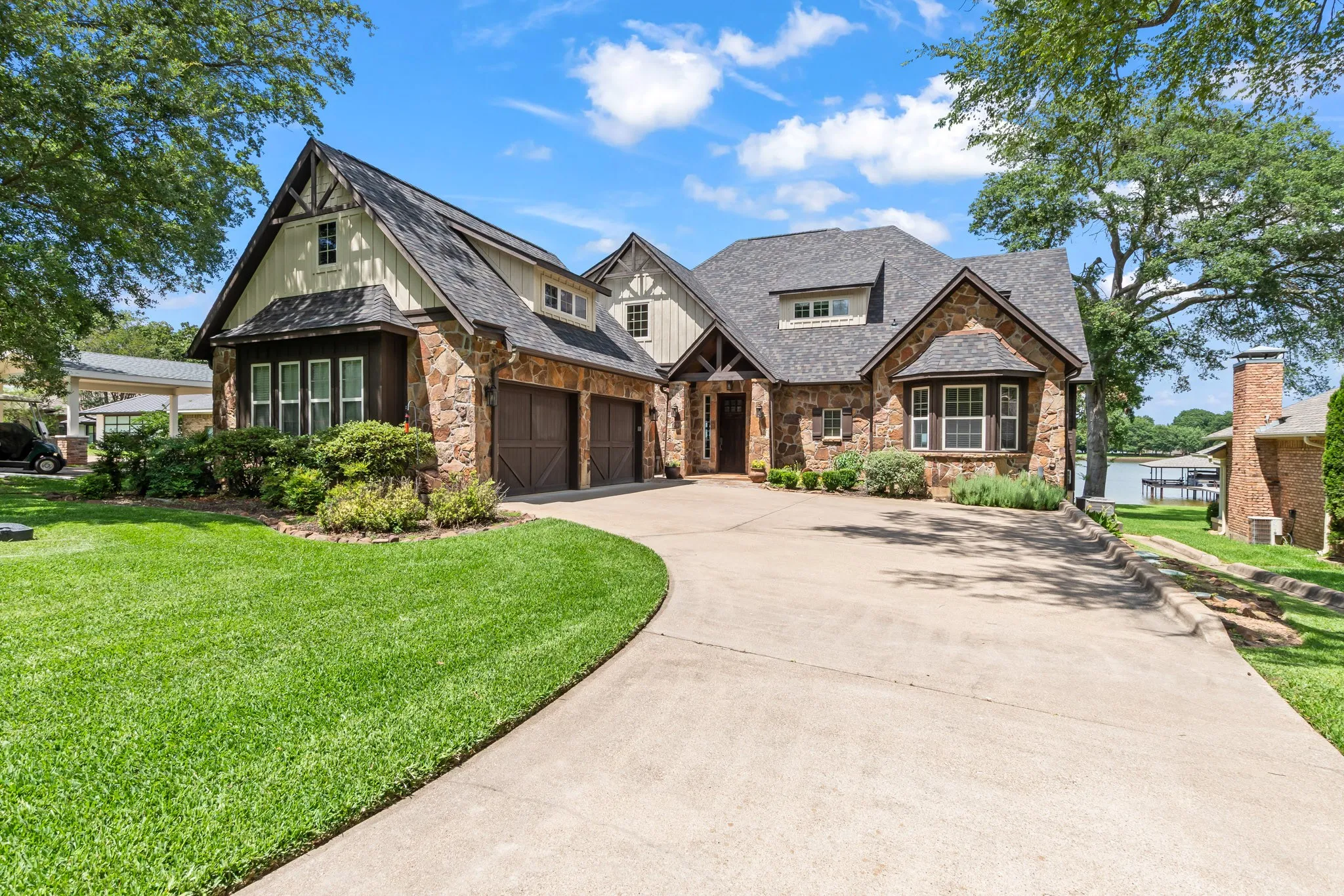 Single Family Residence For Sale in Henderson County , 229 N Beverly Drive, Malakoff, Texas 75148, 5 Bedroom, 4 Bathroom, 2 Garage spaces, 3,374 Sqft, built in 2010, mls#21299542, Real Estate Agent in Malakoff, Homes For Sale in Henderson county, Homes For Sale in Malakoff, Realtor in Malakoff Texas, Real Estate Brokerage Independent Realty Texas, Luminita Cordes Realtor