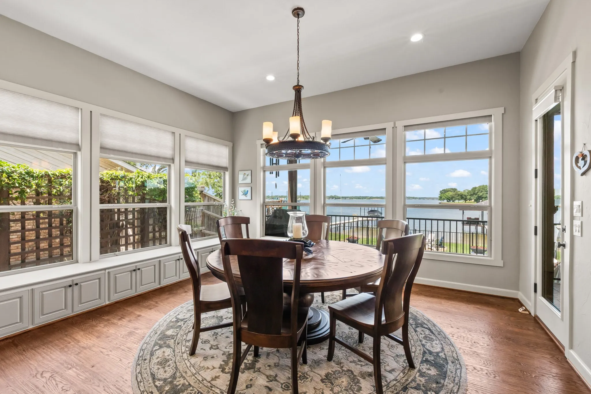 Situated on the waterside between the living and kitchen this is the perfect start and end to every lake day!