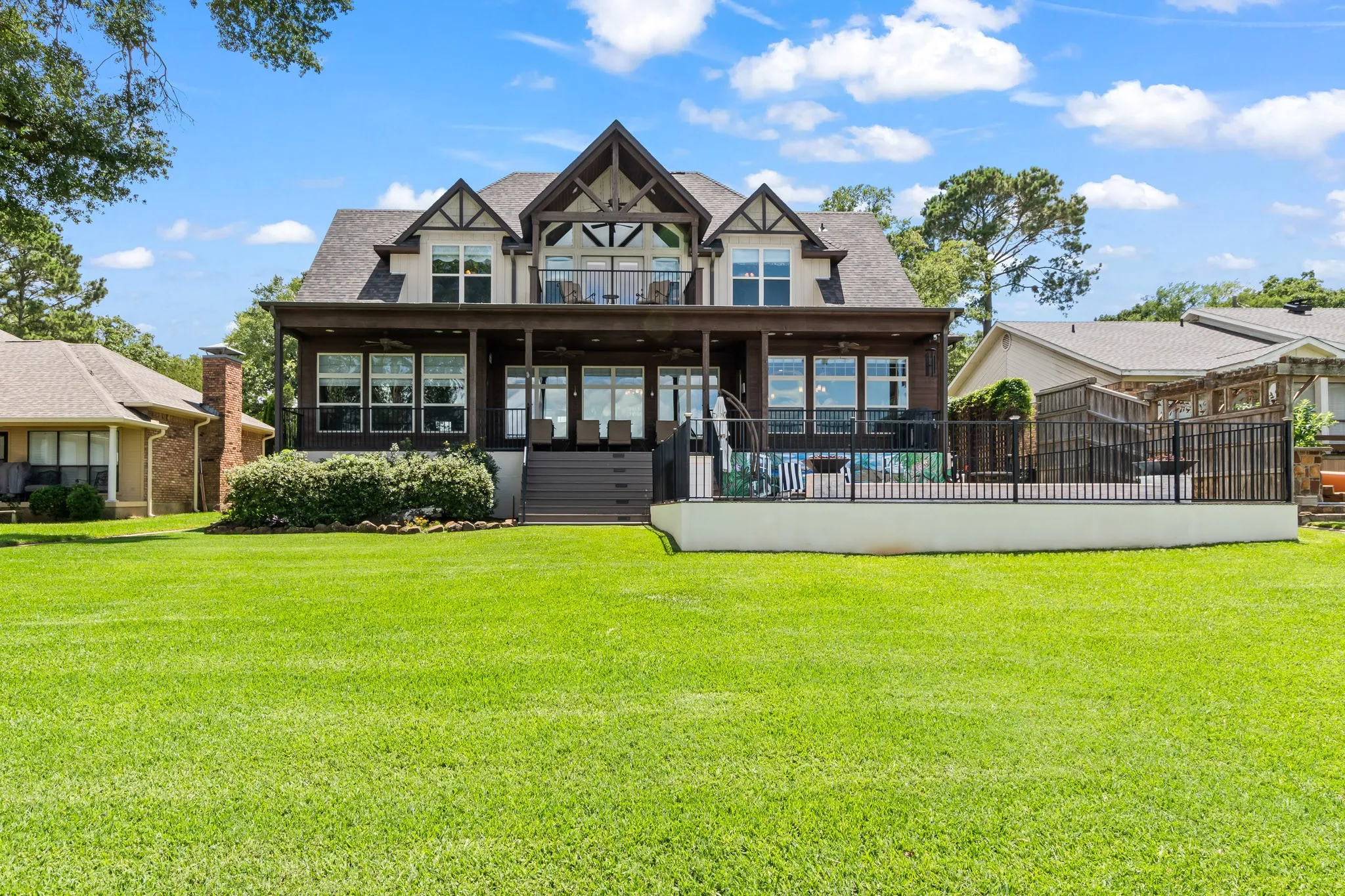 Single Family Residence For Sale in Henderson County , 229 N Beverly Drive, Malakoff, Texas 75148, 5 Bedroom, 4 Bathroom, 2 Garage spaces, 3,374 Sqft, built in 2010, mls#21299542, Real Estate Agent in Malakoff, Homes For Sale in Henderson county, Homes For Sale in Malakoff, Realtor in Malakoff Texas, Real Estate Brokerage Independent Realty Texas, Luminita Cordes Realtor
