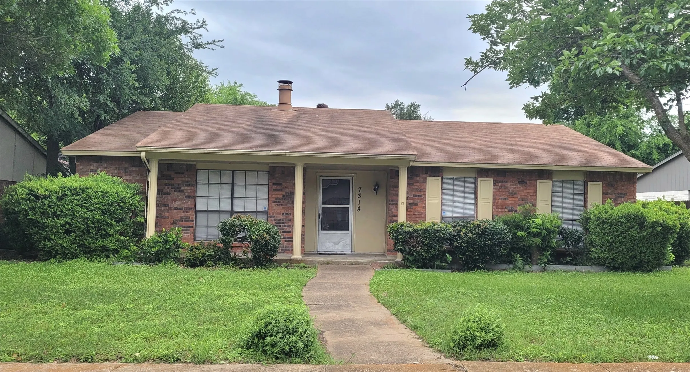 Single Family Residence For Rent in Dallas County , 7314 Emory Oak Lane, Dallas, Texas 75249, 3 Bedrooms, 2 Bathrooms, 2 Garage spaces, 1,711 Sqft, built in 1978, Price $1,850, mls#21301163, Real Estate Agent in Dallas, Homes For Rent in Dallas county, Homes For Rent in Dallas, Realtor in Dallas Texas, Real Estate Brokerage Independent Realty Texas, Luminita Cordes Realtor