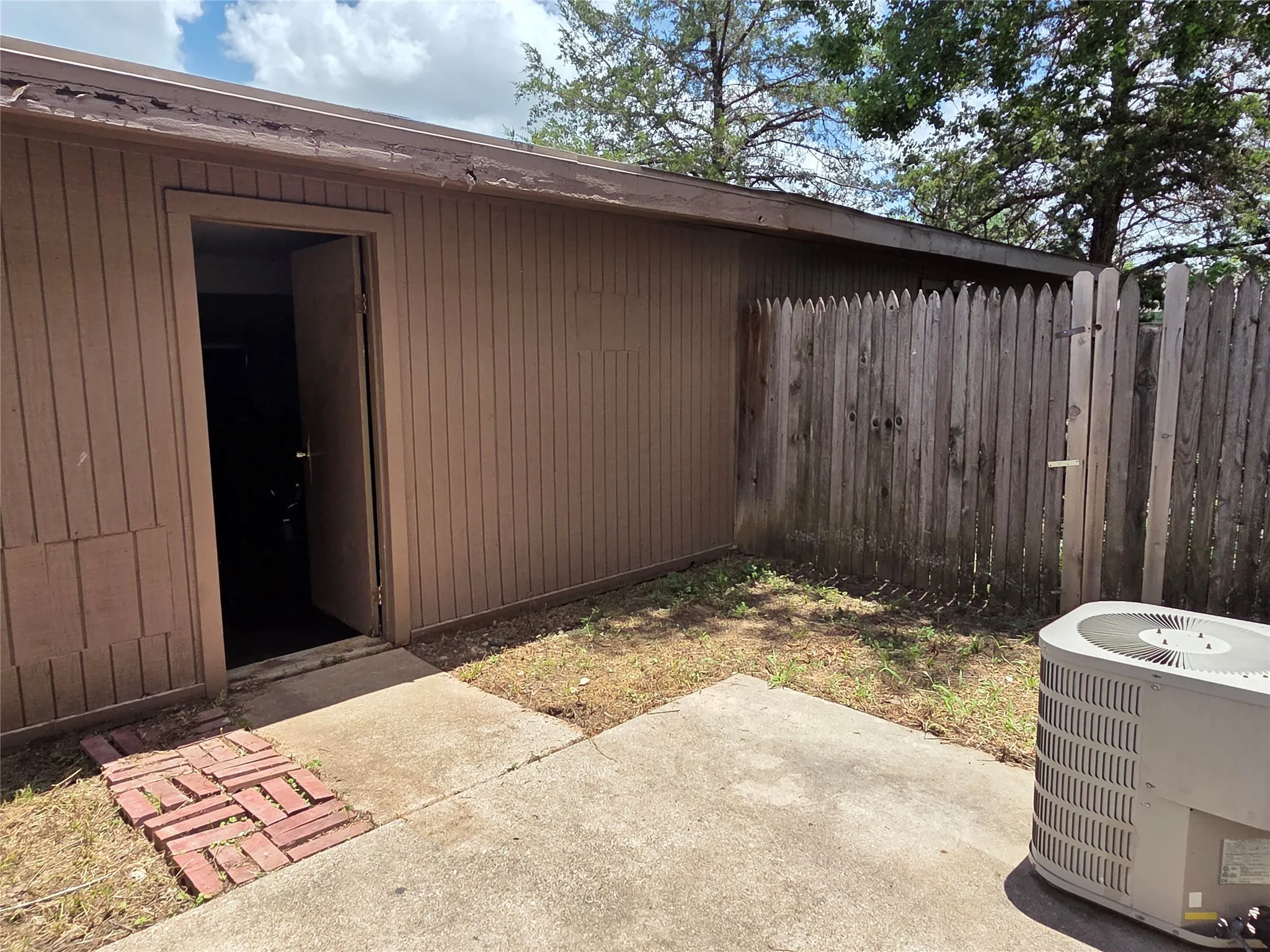 Townhouse For Sale in Dallas County , 1402 S Carrier Parkway 307, Grand Prairie, Texas 75051, 3 Bedroom, 3 Bathroom, 2 Garage spaces, 1,654 Sqft, built in 1974, mls#21300010, Real Estate Agent in Grand Prairie, Homes For Sale in Dallas county, Homes For Sale in Grand Prairie, Realtor in Grand Prairie Texas, Real Estate Brokerage Independent Realty Texas, Luminita Cordes Realtor