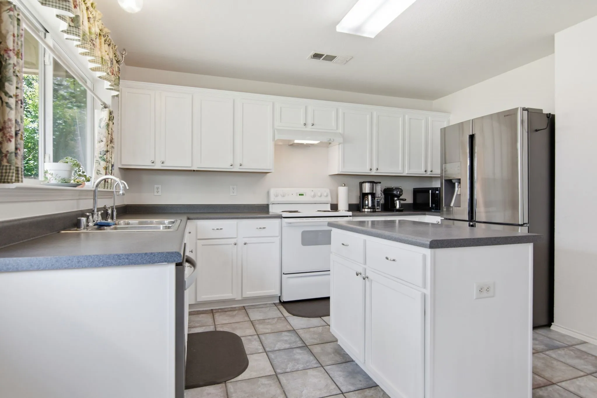 Single Family Residence For Sale in Tarrant County , 13132 Padre Avenue, Fort Worth, Texas 76244, 4 Bedroom, 3 Bathroom, 2 Garage spaces, 2,517 Sqft, built in 2005, mls#21298363, Real Estate Agent in Fort Worth, Homes For Sale in Tarrant county, Homes For Sale in Fort Worth, Realtor in Fort Worth Texas, Real Estate Brokerage Independent Realty Texas, Luminita Cordes Realtor