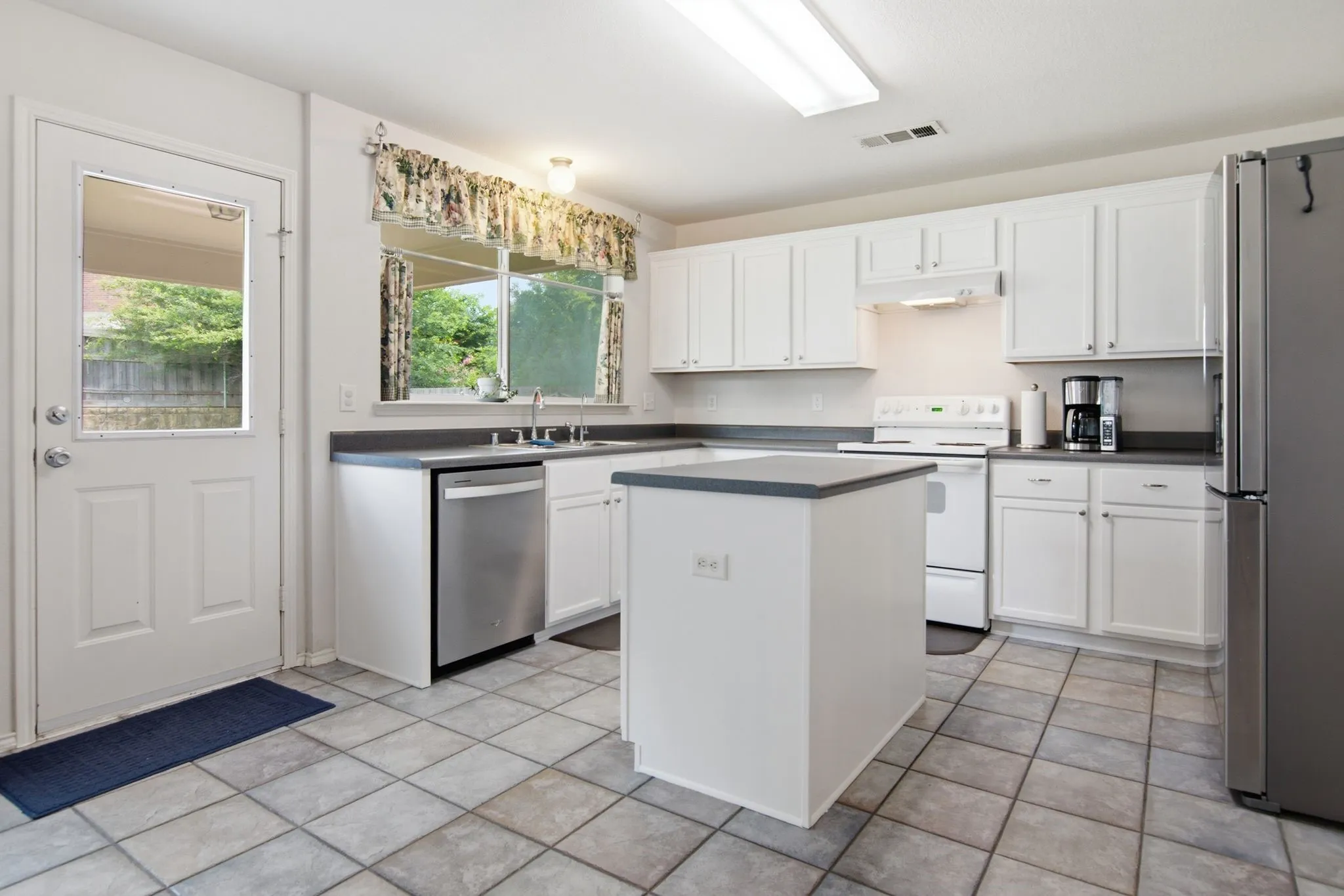 Single Family Residence For Sale in Tarrant County , 13132 Padre Avenue, Fort Worth, Texas 76244, 4 Bedroom, 3 Bathroom, 2 Garage spaces, 2,517 Sqft, built in 2005, mls#21298363, Real Estate Agent in Fort Worth, Homes For Sale in Tarrant county, Homes For Sale in Fort Worth, Realtor in Fort Worth Texas, Real Estate Brokerage Independent Realty Texas, Luminita Cordes Realtor