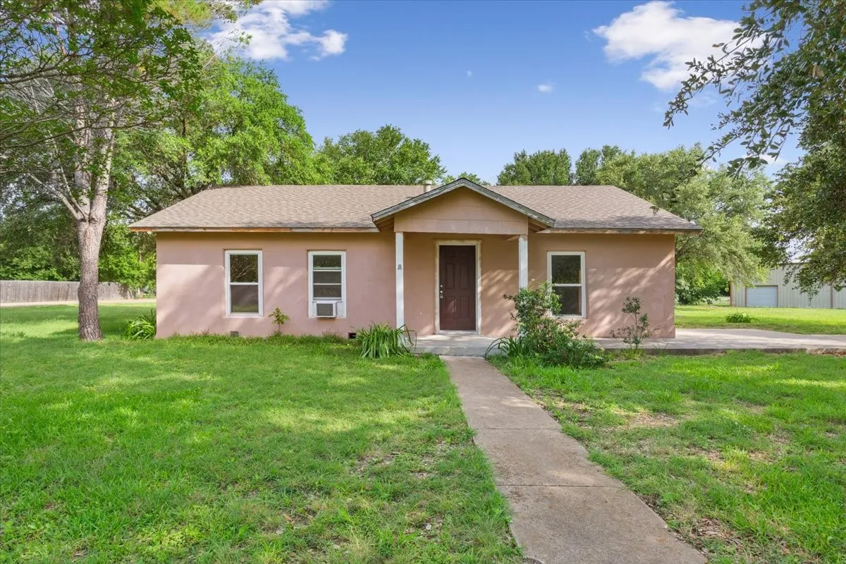Single Family Residence For Sale in Mc Lennan County , 1084 Speegle Road, Woodway, Texas 76712, 2 Bedroom, 1 Bathroom, Garage spaces, 1,696 Sqft, built in 1945, mls#21297979, Real Estate Agent in Woodway, Homes For Sale in Mc Lennan county, Homes For Sale in Woodway, Realtor in Woodway Texas, Real Estate Brokerage Independent Realty Texas, Luminita Cordes Realtor