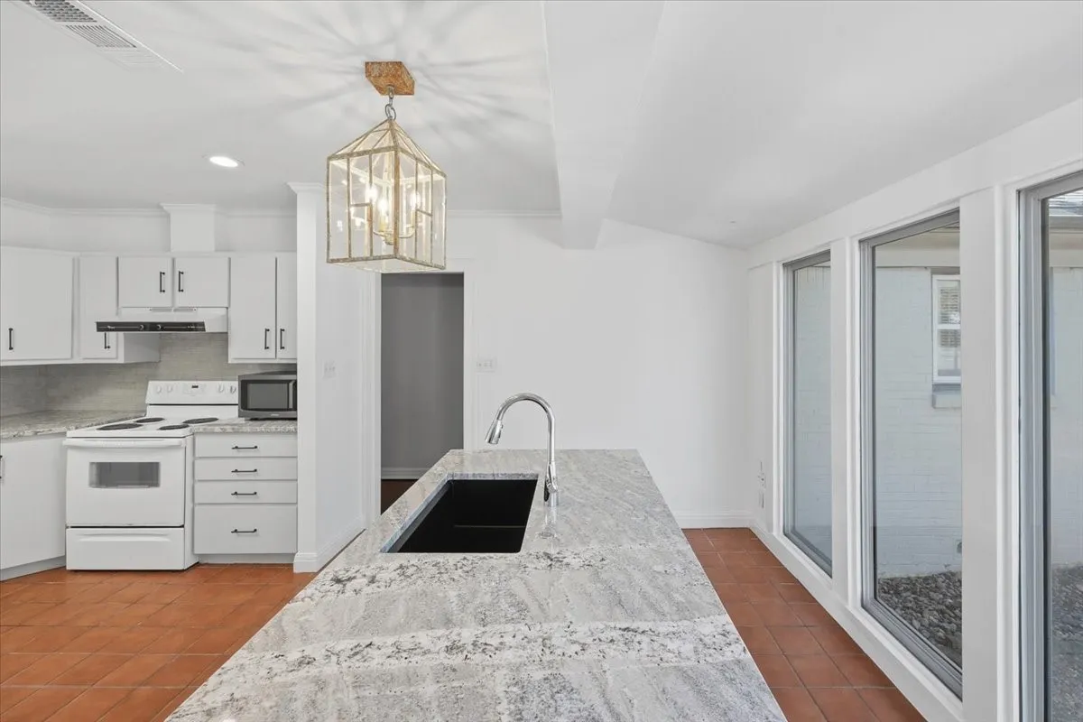 Single Family Residence For Rent in Tarrant County , 3101 Westcliff Road W, Fort Worth, Texas 76109, 2 Bedroom, 2 Bathroom, 1 Garage spaces, 1,550 Sqft, built in 1940, mls#21299929, Real Estate Agent in Fort Worth, Homes For Rent in Tarrant county, Homes For Rent in Fort Worth, Realtor in Fort Worth Texas, Real Estate Brokerage Independent Realty Texas, Luminita Cordes Realtor