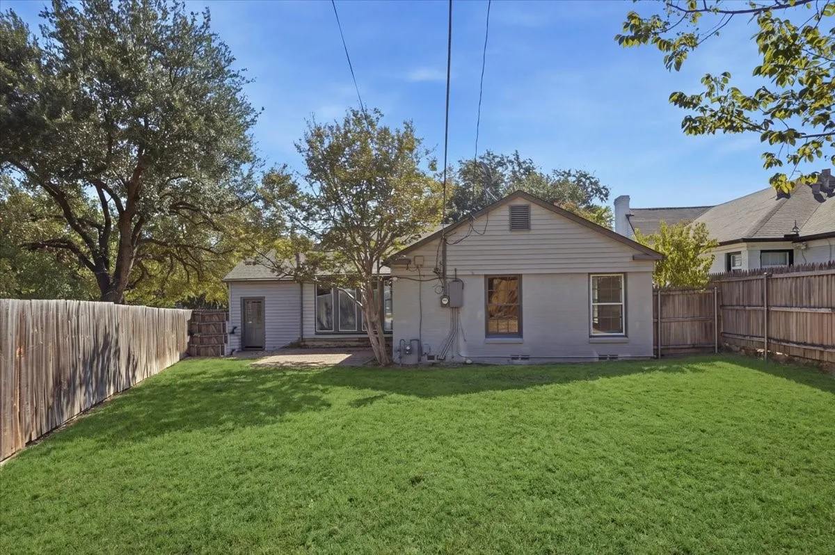 Single Family Residence For Rent in Tarrant County , 3101 Westcliff Road W, Fort Worth, Texas 76109, 2 Bedroom, 2 Bathroom, 1 Garage spaces, 1,550 Sqft, built in 1940, mls#21299929, Real Estate Agent in Fort Worth, Homes For Rent in Tarrant county, Homes For Rent in Fort Worth, Realtor in Fort Worth Texas, Real Estate Brokerage Independent Realty Texas, Luminita Cordes Realtor