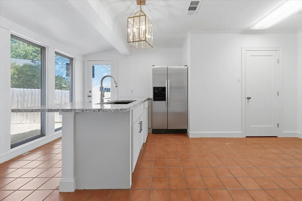 Single Family Residence For Rent in Tarrant County , 3101 Westcliff Road W, Fort Worth, Texas 76109, 2 Bedroom, 2 Bathroom, 1 Garage spaces, 1,550 Sqft, built in 1940, mls#21299929, Real Estate Agent in Fort Worth, Homes For Rent in Tarrant county, Homes For Rent in Fort Worth, Realtor in Fort Worth Texas, Real Estate Brokerage Independent Realty Texas, Luminita Cordes Realtor