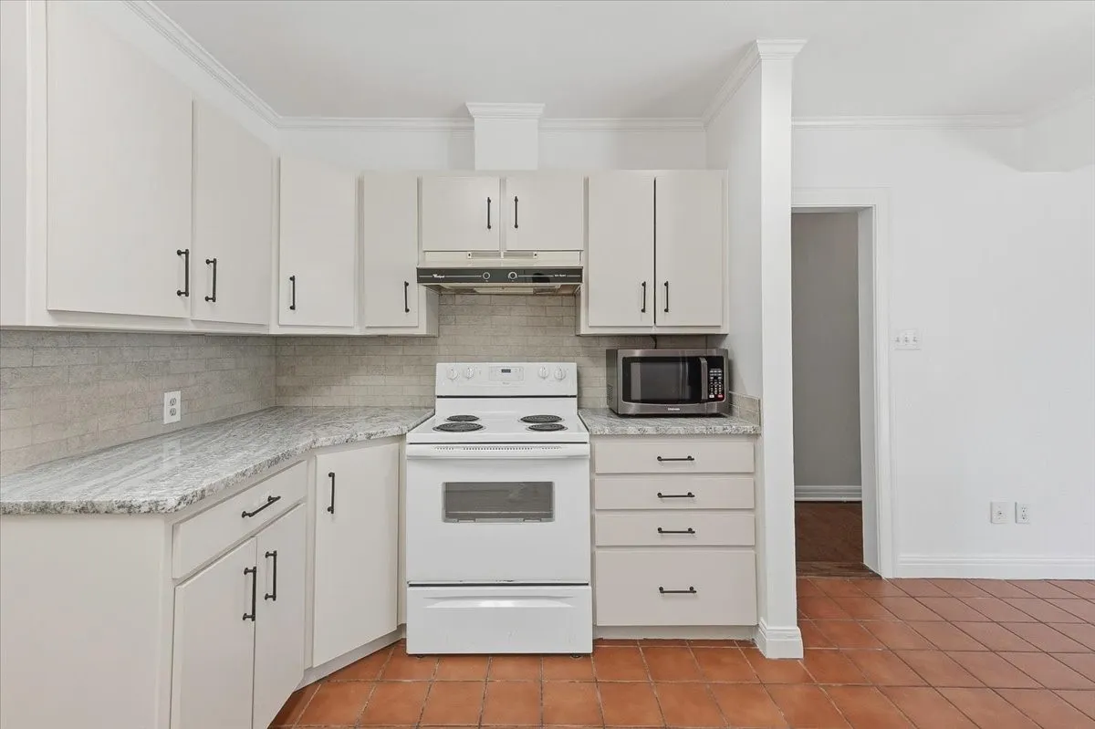 Single Family Residence For Rent in Tarrant County , 3101 Westcliff Road W, Fort Worth, Texas 76109, 2 Bedroom, 2 Bathroom, 1 Garage spaces, 1,550 Sqft, built in 1940, mls#21299929, Real Estate Agent in Fort Worth, Homes For Rent in Tarrant county, Homes For Rent in Fort Worth, Realtor in Fort Worth Texas, Real Estate Brokerage Independent Realty Texas, Luminita Cordes Realtor