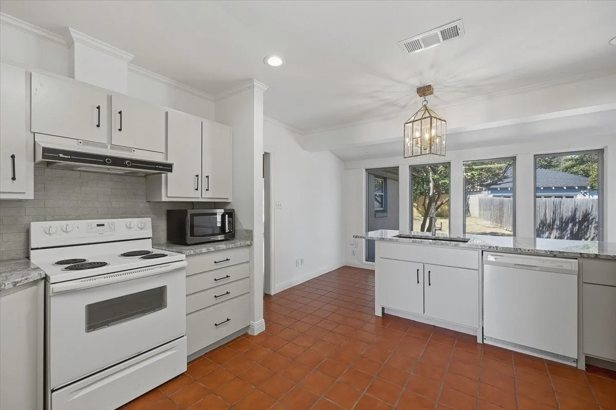Single Family Residence For Rent in Tarrant County , 3101 Westcliff Road W, Fort Worth, Texas 76109, 2 Bedroom, 2 Bathroom, 1 Garage spaces, 1,550 Sqft, built in 1940, mls#21299929, Real Estate Agent in Fort Worth, Homes For Rent in Tarrant county, Homes For Rent in Fort Worth, Realtor in Fort Worth Texas, Real Estate Brokerage Independent Realty Texas, Luminita Cordes Realtor