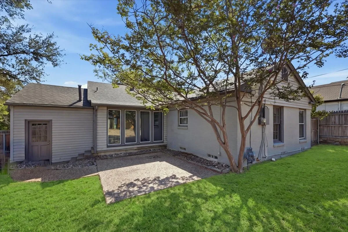 Single Family Residence For Rent in Tarrant County , 3101 Westcliff Road W, Fort Worth, Texas 76109, 2 Bedroom, 2 Bathroom, 1 Garage spaces, 1,550 Sqft, built in 1940, mls#21299929, Real Estate Agent in Fort Worth, Homes For Rent in Tarrant county, Homes For Rent in Fort Worth, Realtor in Fort Worth Texas, Real Estate Brokerage Independent Realty Texas, Luminita Cordes Realtor
