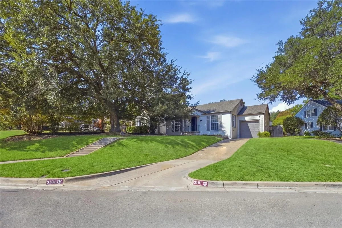 Single Family Residence For Rent in Tarrant County , 3101 Westcliff Road W, Fort Worth, Texas 76109, 2 Bedroom, 2 Bathroom, 1 Garage spaces, 1,550 Sqft, built in 1940, mls#21299929, Real Estate Agent in Fort Worth, Homes For Rent in Tarrant county, Homes For Rent in Fort Worth, Realtor in Fort Worth Texas, Real Estate Brokerage Independent Realty Texas, Luminita Cordes Realtor