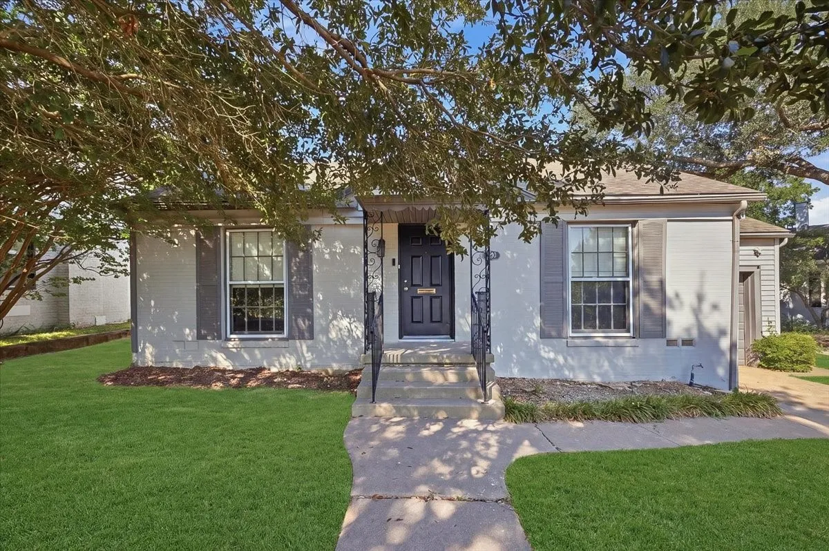 Single Family Residence For Rent in Tarrant County , 3101 Westcliff Road W, Fort Worth, Texas 76109, 2 Bedroom, 2 Bathroom, 1 Garage spaces, 1,550 Sqft, built in 1940, mls#21299929, Real Estate Agent in Fort Worth, Homes For Rent in Tarrant county, Homes For Rent in Fort Worth, Realtor in Fort Worth Texas, Real Estate Brokerage Independent Realty Texas, Luminita Cordes Realtor