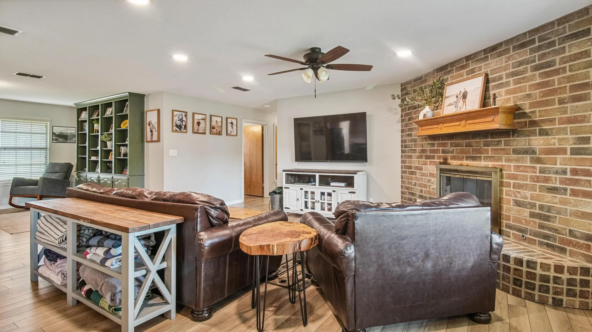 Single Family Residence For Sale in Wood County , 210 Pat Drive, Mineola, Texas 75773, 4 Bedroom, 2 Bathroom, 2 Garage spaces, 2,088 Sqft, built in 1988, mls#21301207, Real Estate Agent in Mineola, Homes For Sale in Wood county, Homes For Sale in Mineola, Realtor in Mineola Texas, Real Estate Brokerage Independent Realty Texas, Luminita Cordes Realtor
