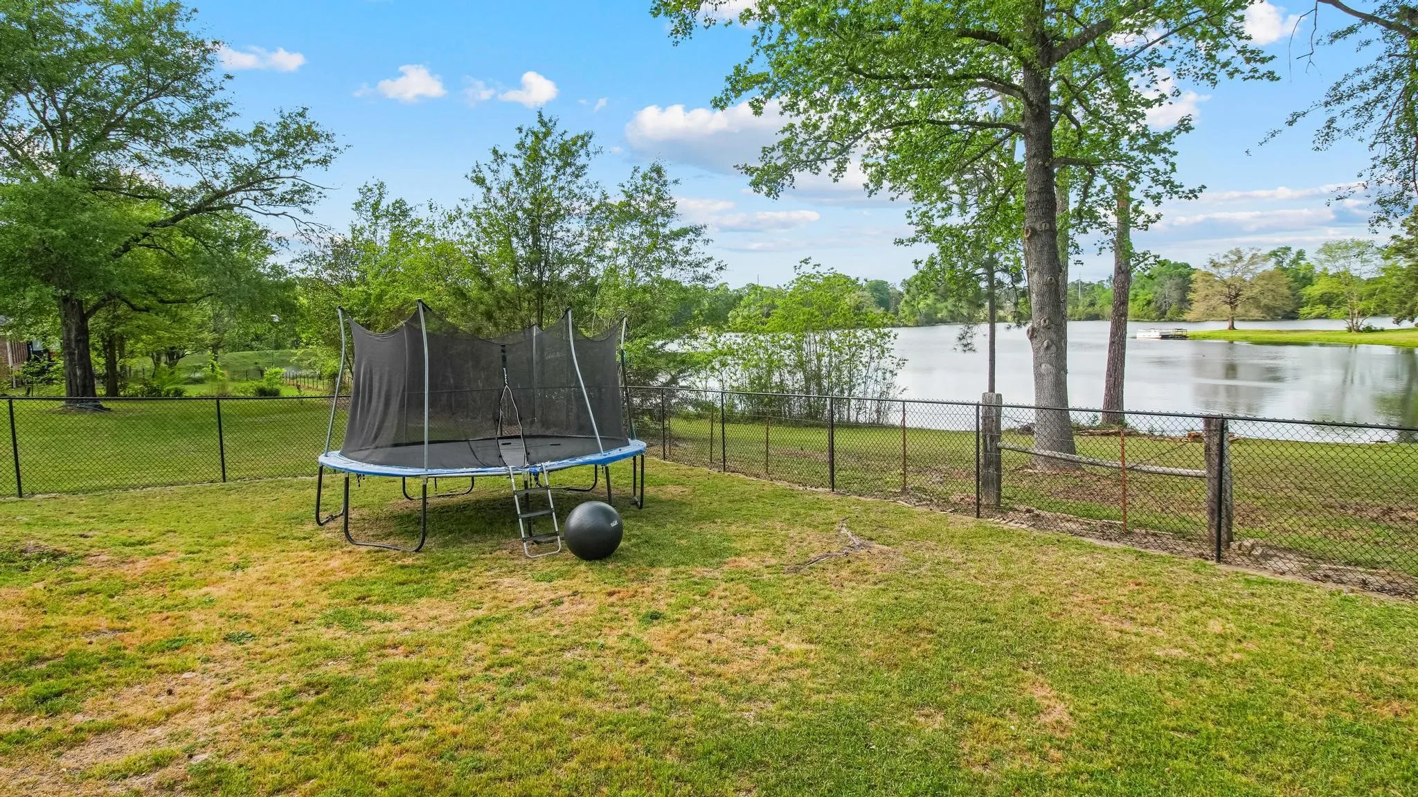 Single Family Residence For Sale in Wood County , 210 Pat Drive, Mineola, Texas 75773, 4 Bedroom, 2 Bathroom, 2 Garage spaces, 2,088 Sqft, built in 1988, mls#21301207, Real Estate Agent in Mineola, Homes For Sale in Wood county, Homes For Sale in Mineola, Realtor in Mineola Texas, Real Estate Brokerage Independent Realty Texas, Luminita Cordes Realtor