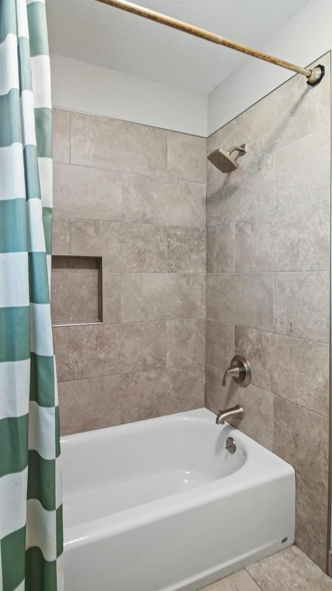 Single Family Residence For Sale in Wood County , 210 Pat Drive, Mineola, Texas 75773, 4 Bedroom, 2 Bathroom, 2 Garage spaces, 2,088 Sqft, built in 1988, mls#21301207, Real Estate Agent in Mineola, Homes For Sale in Wood county, Homes For Sale in Mineola, Realtor in Mineola Texas, Real Estate Brokerage Independent Realty Texas, Luminita Cordes Realtor