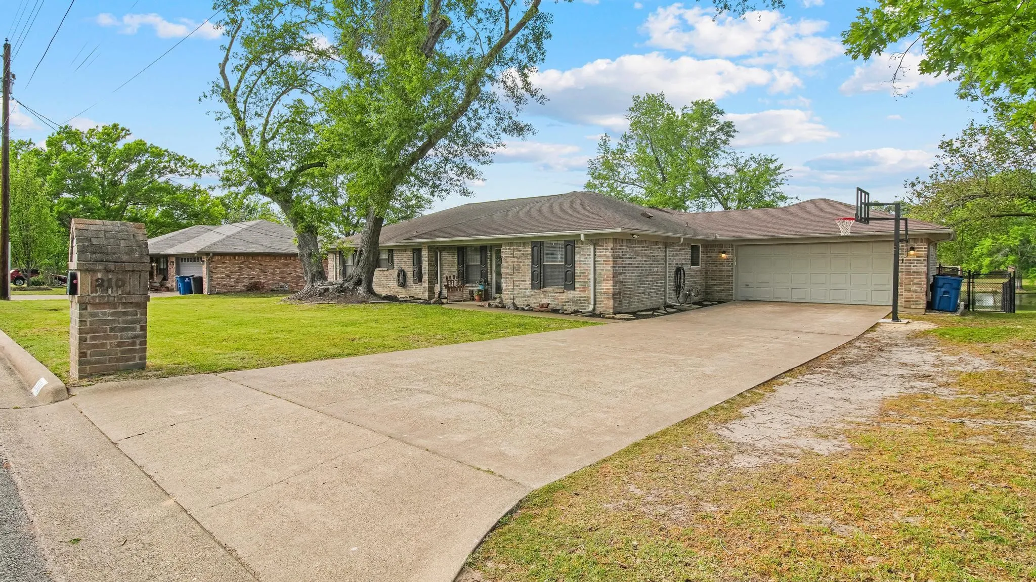 Single Family Residence For Sale in Wood County , 210 Pat Drive, Mineola, Texas 75773, 4 Bedroom, 2 Bathroom, 2 Garage spaces, 2,088 Sqft, built in 1988, mls#21301207, Real Estate Agent in Mineola, Homes For Sale in Wood county, Homes For Sale in Mineola, Realtor in Mineola Texas, Real Estate Brokerage Independent Realty Texas, Luminita Cordes Realtor