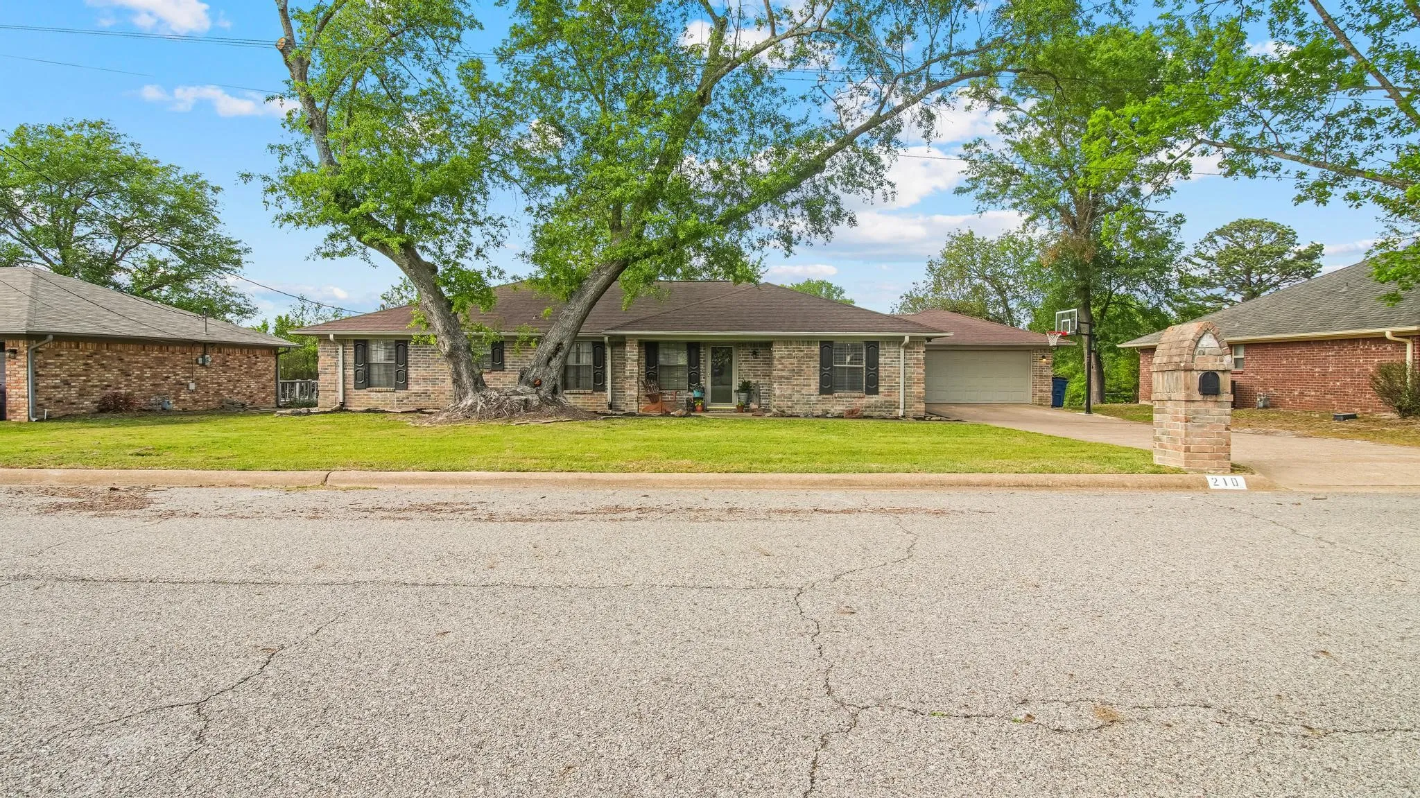 Single Family Residence For Sale in Wood County , 210 Pat Drive, Mineola, Texas 75773, 4 Bedroom, 2 Bathroom, 2 Garage spaces, 2,088 Sqft, built in 1988, mls#21301207, Real Estate Agent in Mineola, Homes For Sale in Wood county, Homes For Sale in Mineola, Realtor in Mineola Texas, Real Estate Brokerage Independent Realty Texas, Luminita Cordes Realtor