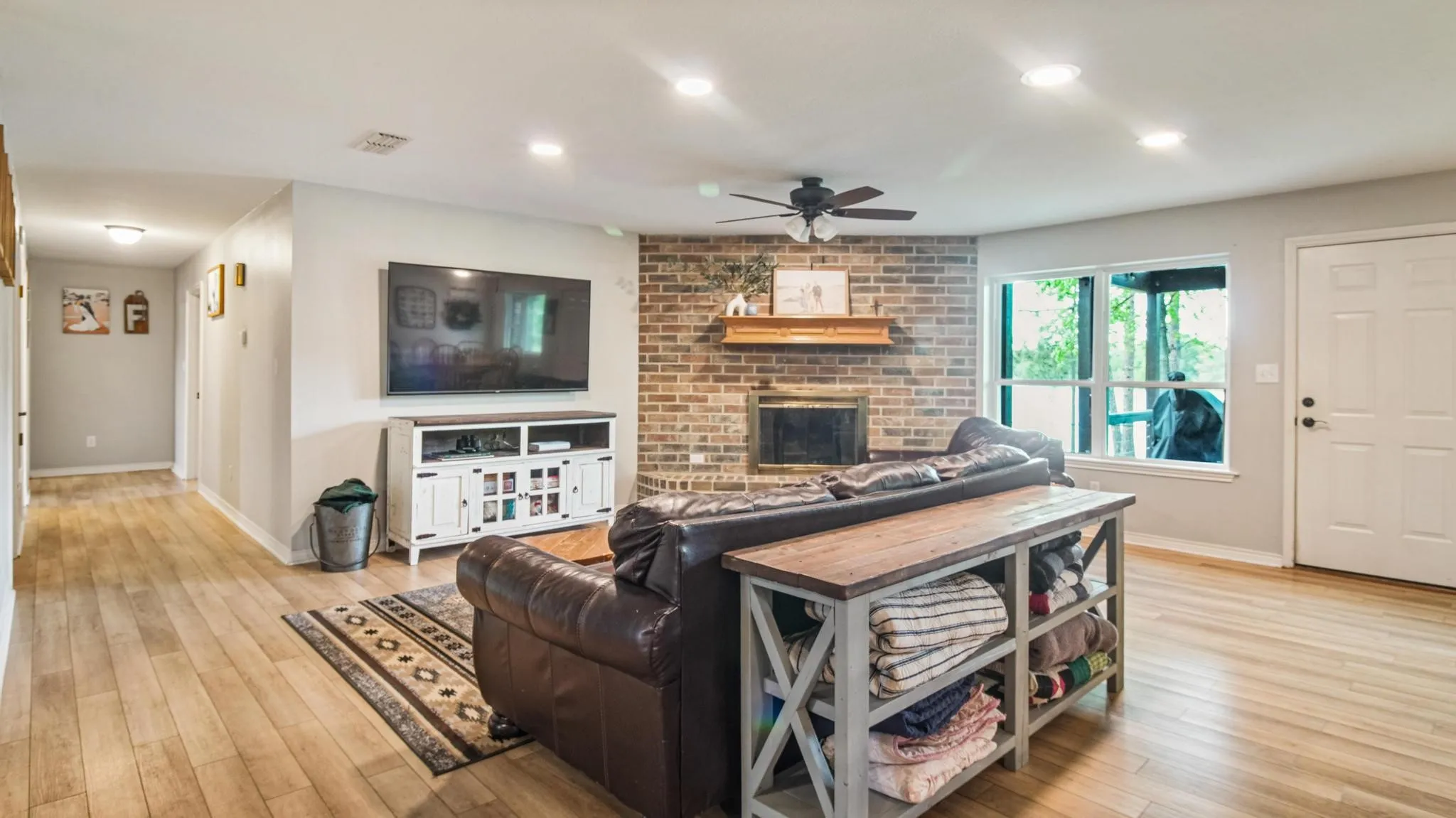 Single Family Residence For Sale in Wood County , 210 Pat Drive, Mineola, Texas 75773, 4 Bedroom, 2 Bathroom, 2 Garage spaces, 2,088 Sqft, built in 1988, mls#21301207, Real Estate Agent in Mineola, Homes For Sale in Wood county, Homes For Sale in Mineola, Realtor in Mineola Texas, Real Estate Brokerage Independent Realty Texas, Luminita Cordes Realtor