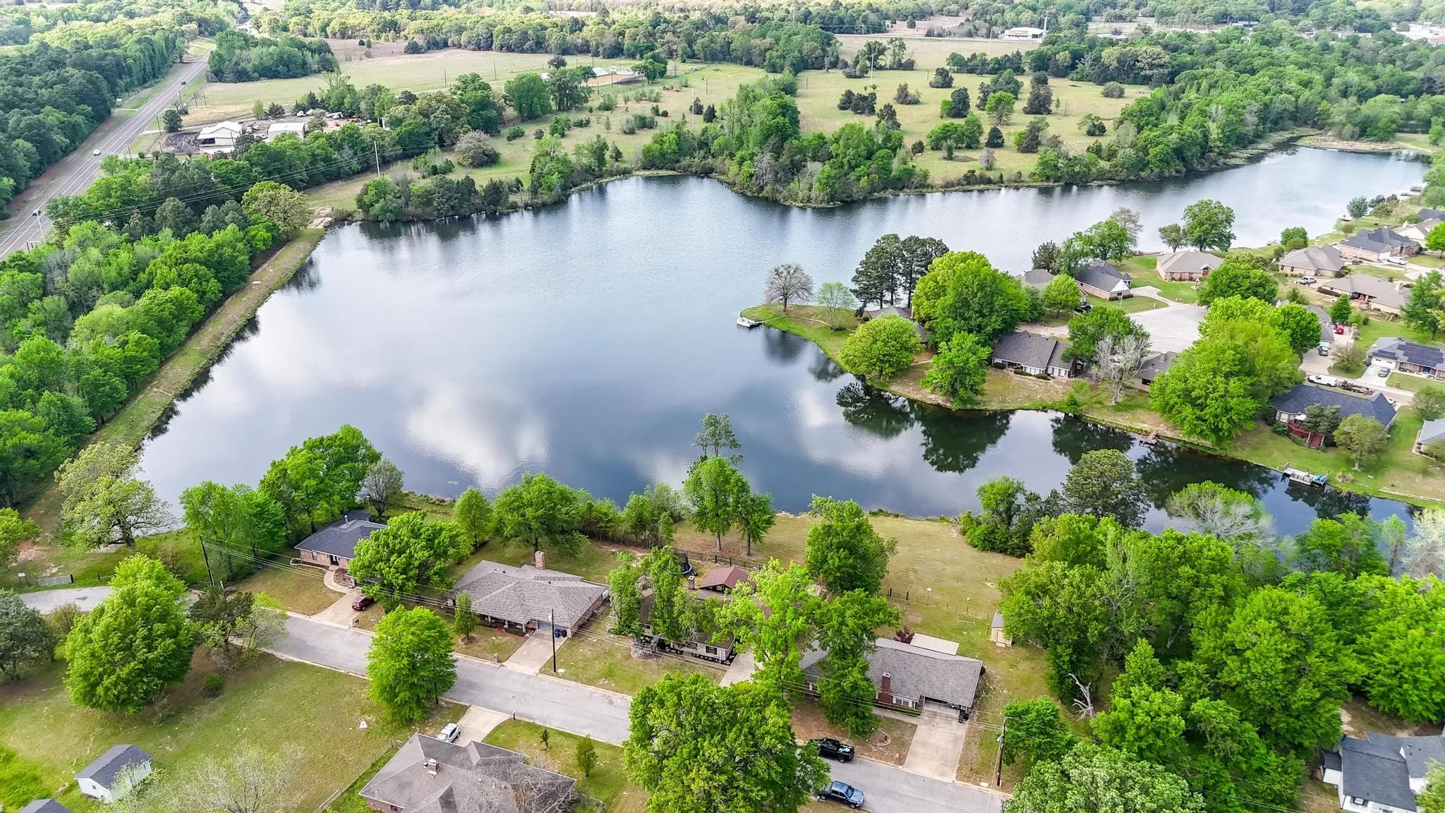 Single Family Residence For Sale in Wood County , 210 Pat Drive, Mineola, Texas 75773, 4 Bedroom, 2 Bathroom, 2 Garage spaces, 2,088 Sqft, built in 1988, mls#21301207, Real Estate Agent in Mineola, Homes For Sale in Wood county, Homes For Sale in Mineola, Realtor in Mineola Texas, Real Estate Brokerage Independent Realty Texas, Luminita Cordes Realtor
