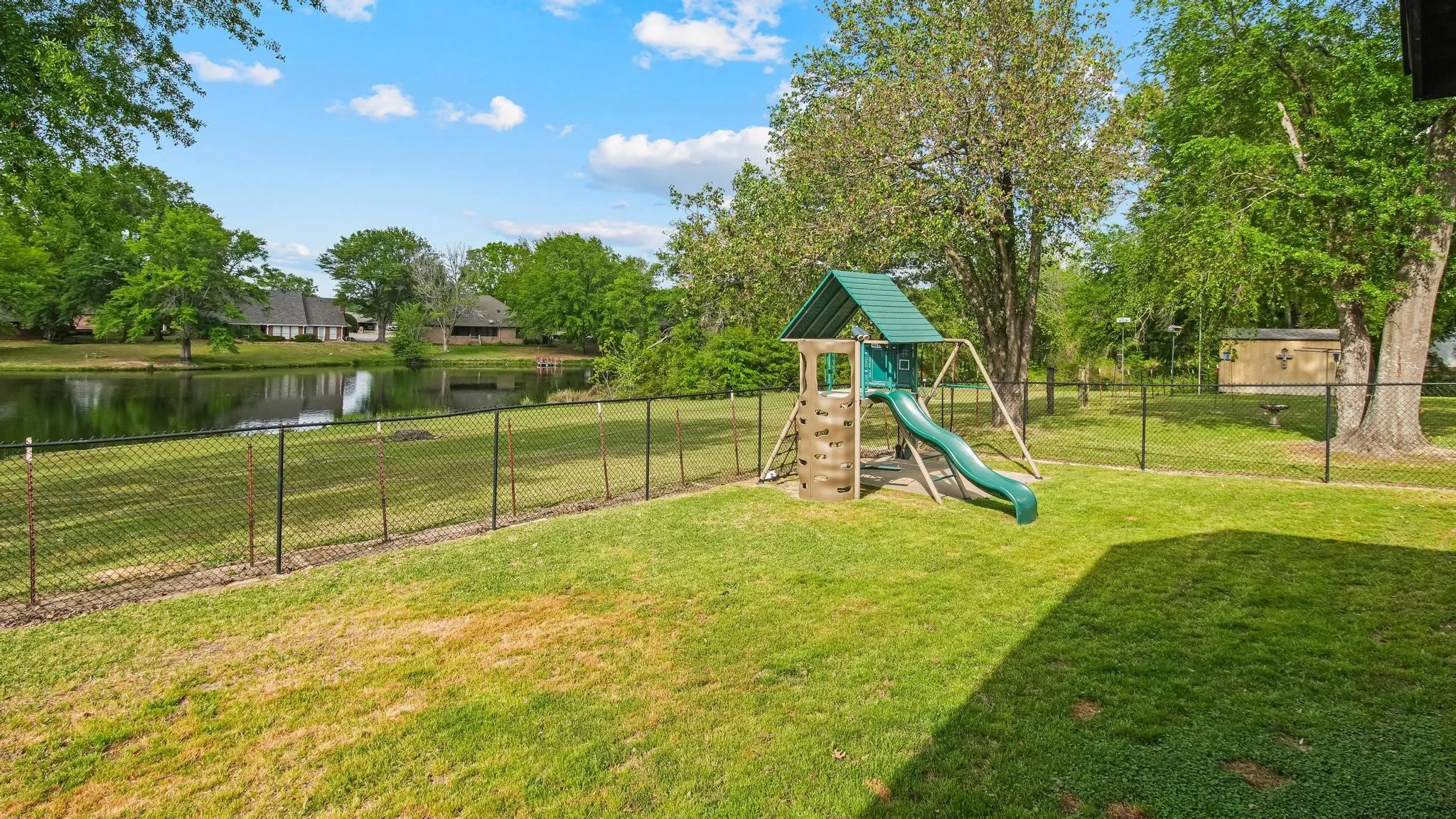 Single Family Residence For Sale in Wood County , 210 Pat Drive, Mineola, Texas 75773, 4 Bedroom, 2 Bathroom, 2 Garage spaces, 2,088 Sqft, built in 1988, mls#21301207, Real Estate Agent in Mineola, Homes For Sale in Wood county, Homes For Sale in Mineola, Realtor in Mineola Texas, Real Estate Brokerage Independent Realty Texas, Luminita Cordes Realtor